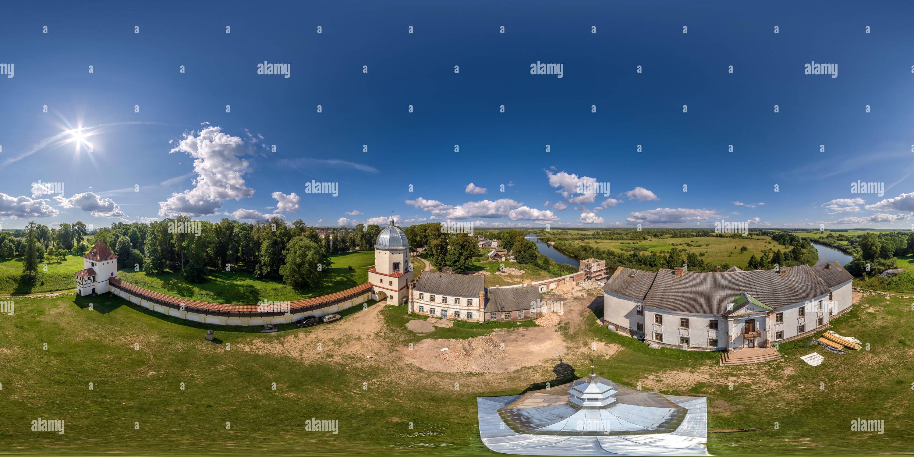 Visualizzazione panoramica a 360 gradi di panoramica aerea sferica 360 con vista sul restauro dello storico castello o palazzo vicino al lago in proiezione equirettangolare,
