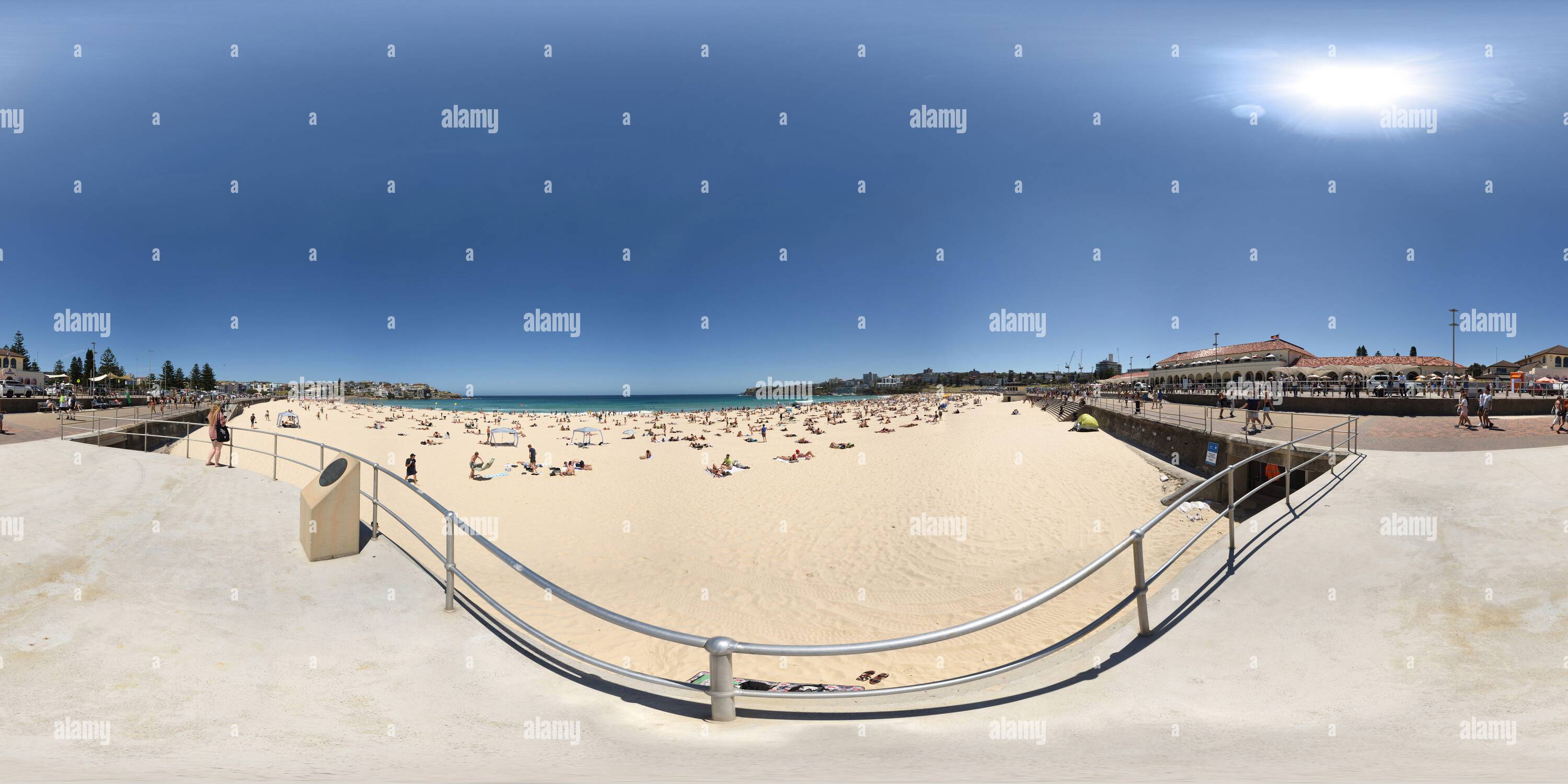 Visualizzazione panoramica a 360 gradi di Panorama a 360° di Bondi Beach in un soleggiato pomeriggio di fine novembre a Sydney, Australia