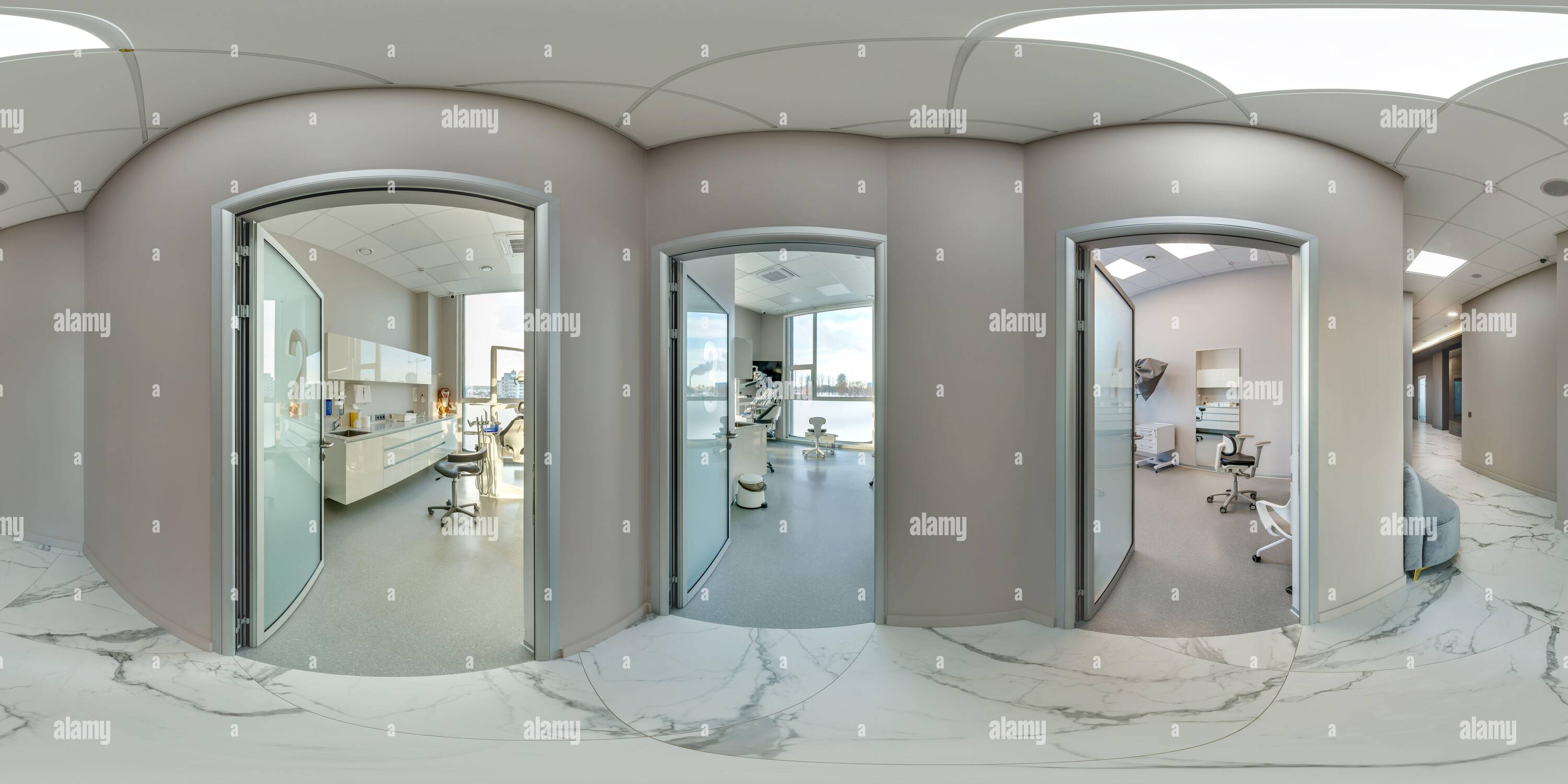 Visualizzazione panoramica a 360 gradi di Panoramica Full hdri 360 nel corridoio della clinica odontoiatrica di fronte alle porte delle sale di trattamento con proiezione equirettangolare, contenuti VR,