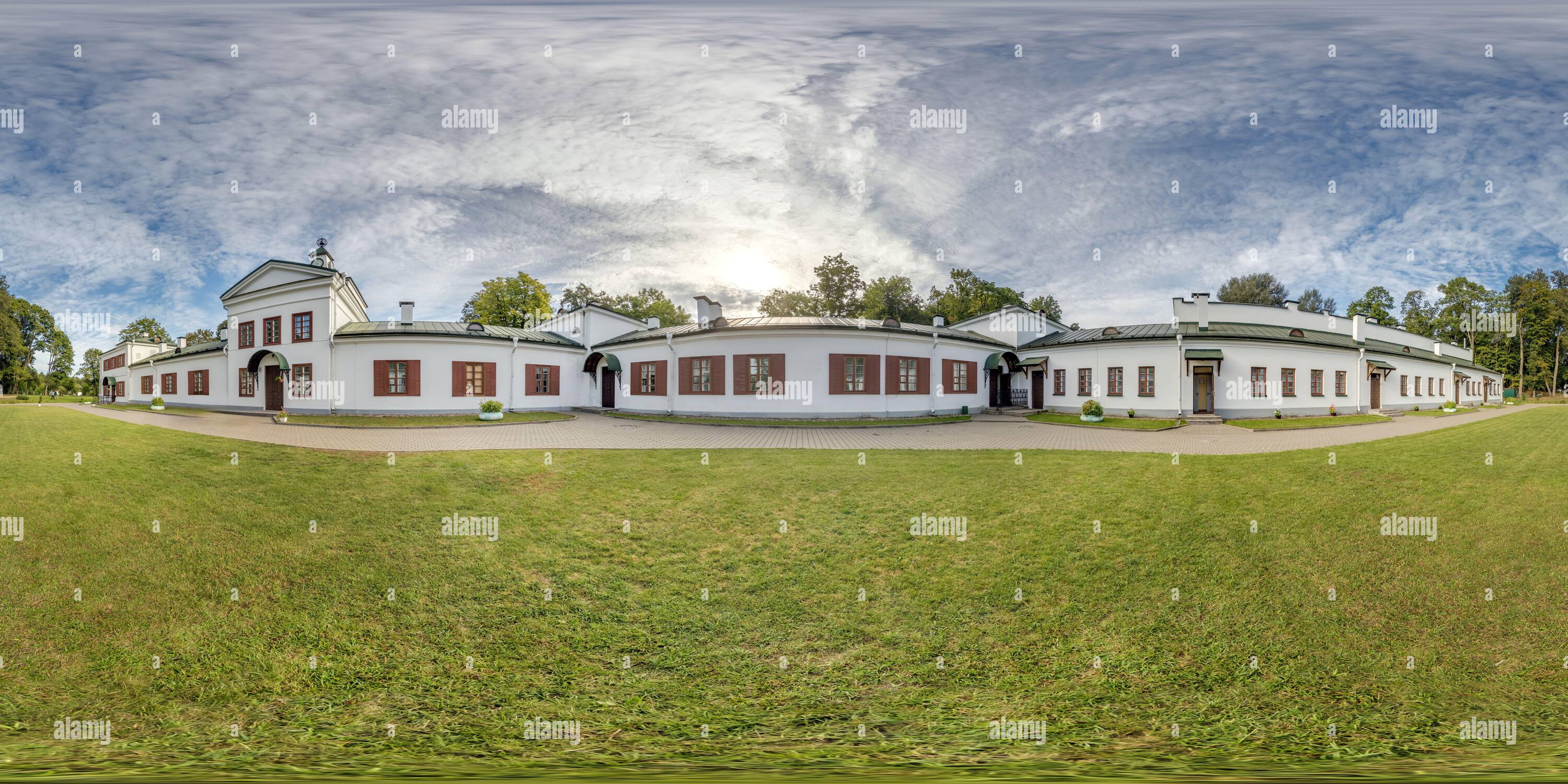 Visualizzazione panoramica a 360 gradi di panorama sferico a 360° senza giunture che si affaccia sul restauro dello storico castello o palazzo vicino al lago in proiezione equirettangolare,