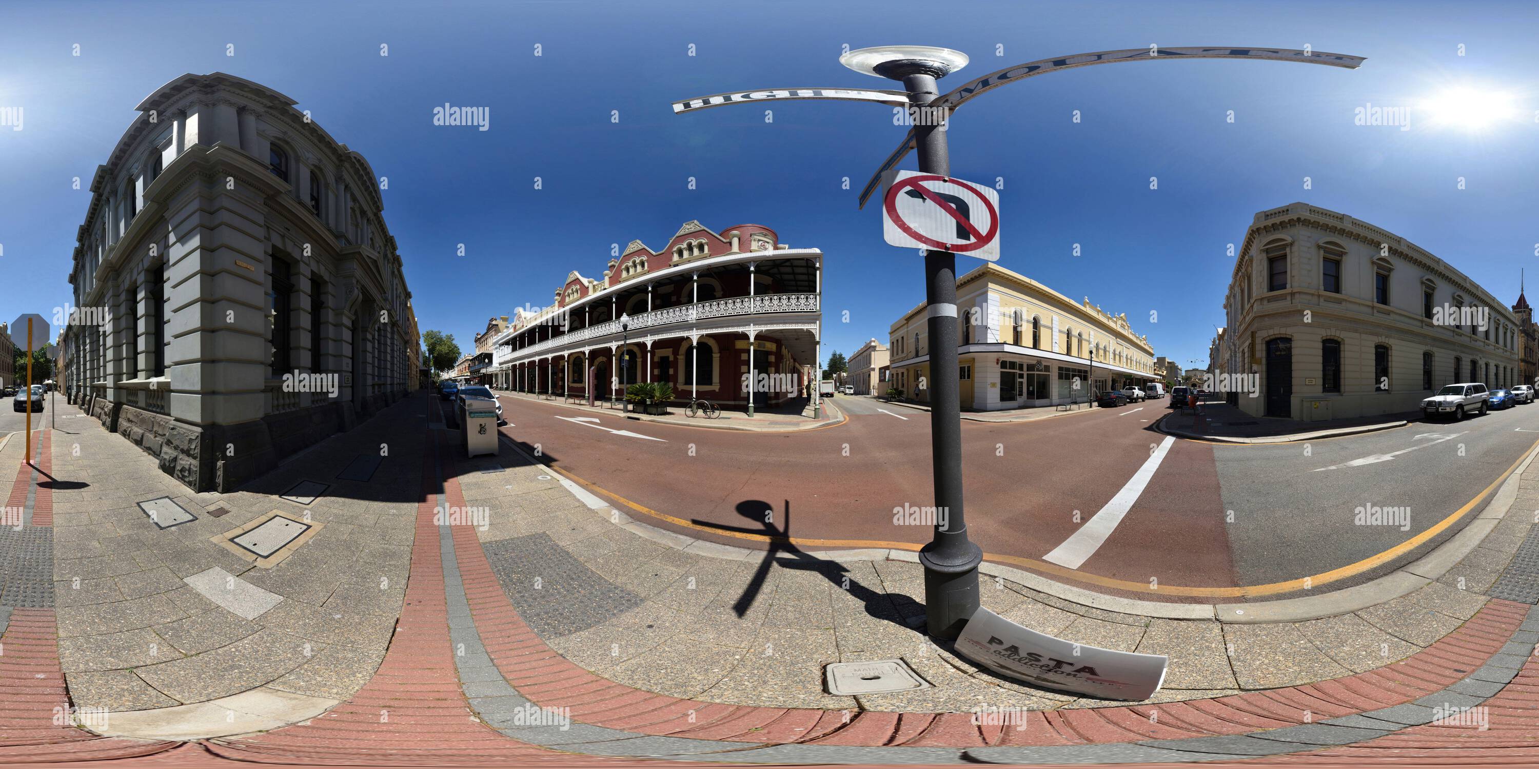 Visualizzazione panoramica a 360 gradi di 360° Panorama P&o Hotel & Owston's Building in pieno sole, cielo blu, High St & Mouat St, Fremantle, Australia Occidentale