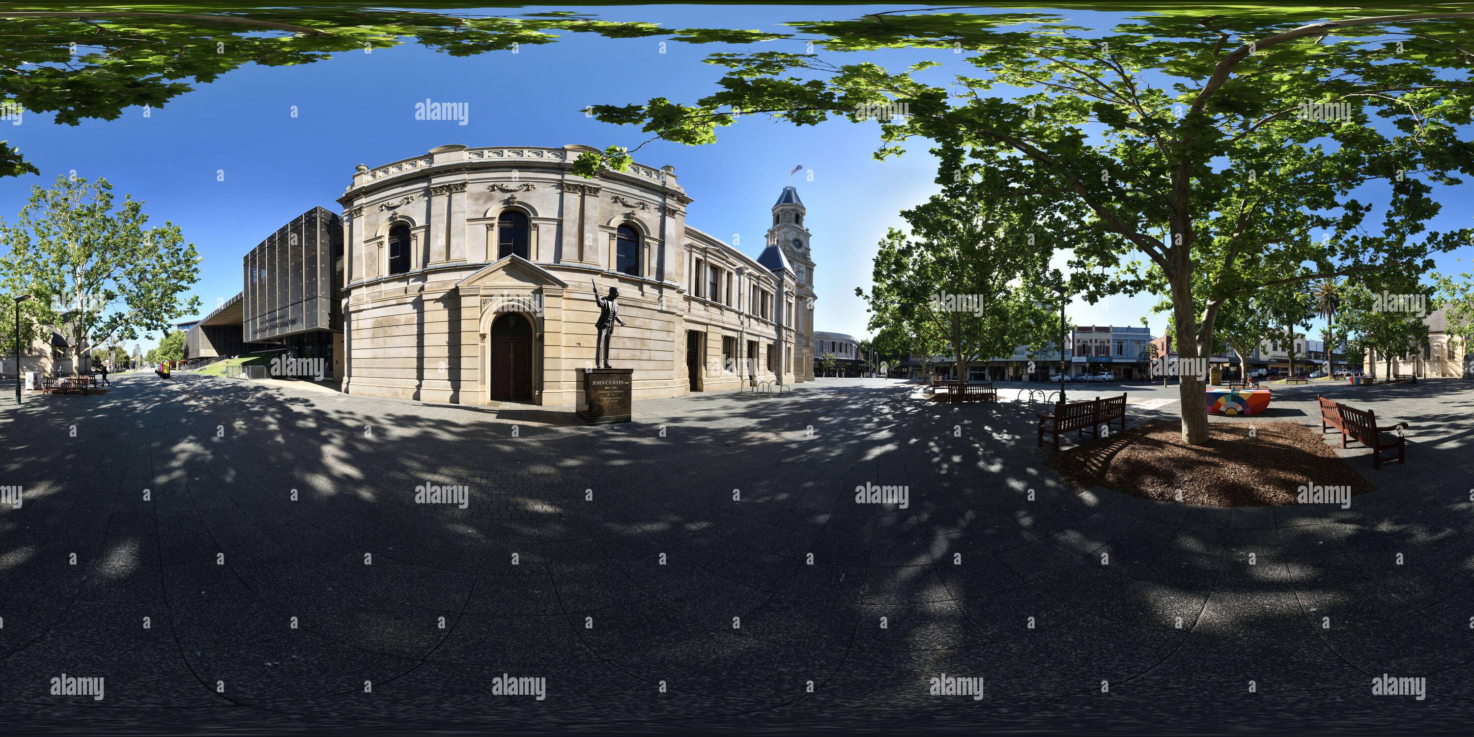 Visualizzazione panoramica a 360 gradi di Fremantle Town Hall 1886 - dall'ombra High Street Mall e una statua di John Curtin MP, Fremantle, Western Australia 360° Panorama