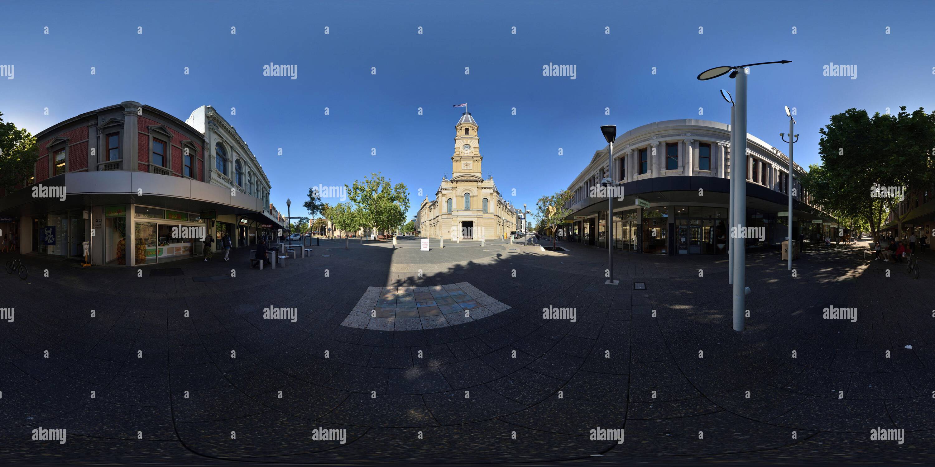 Visualizzazione panoramica a 360 gradi di Fremantle Town Hall & Clock Tower 1886 dal Mall at High & William Streets, Fremantle, Western Australia 360° Panorama