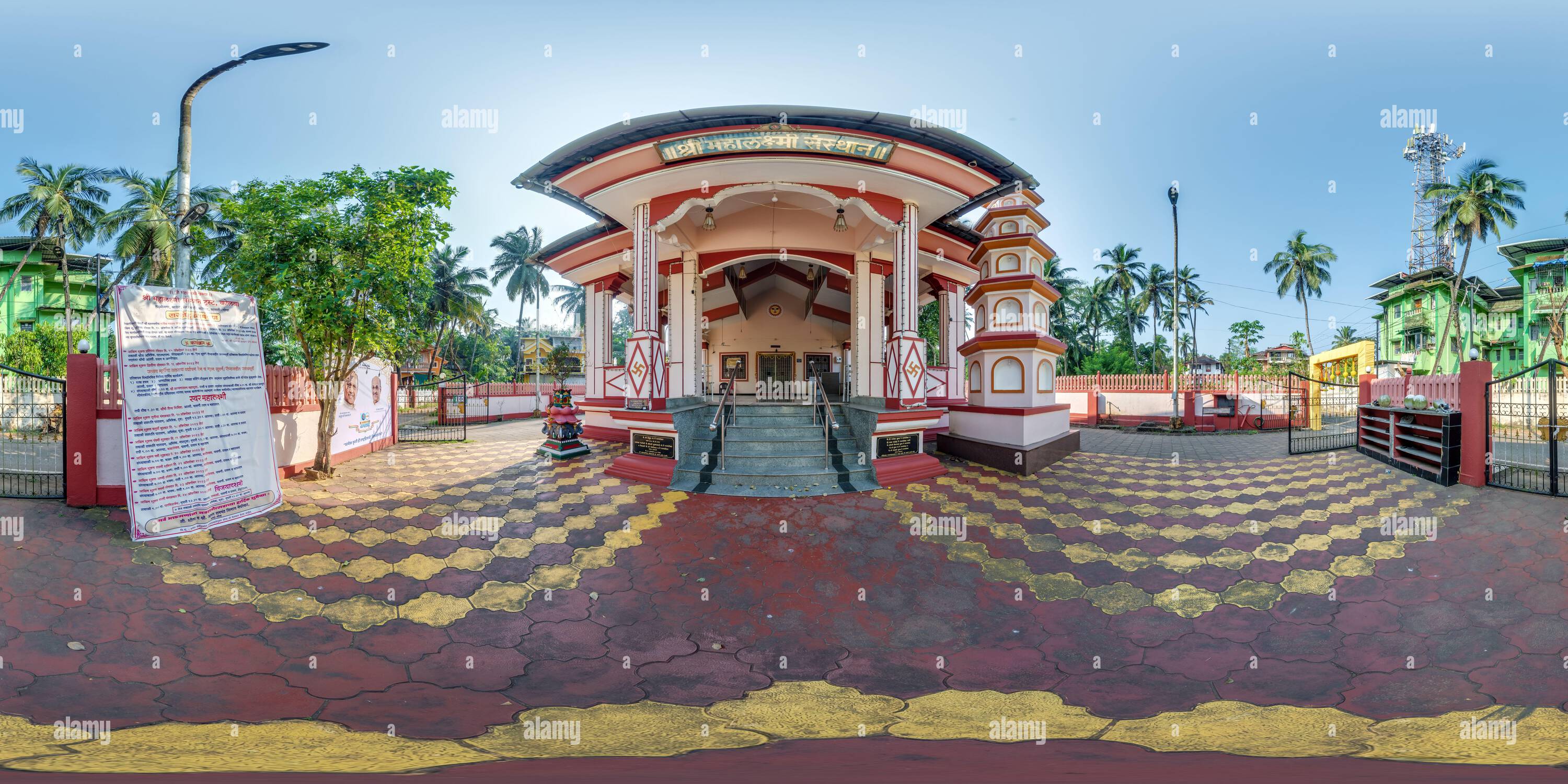 Visualizzazione panoramica a 360 gradi di COLVA, INDIA - 9 NOVEMBRE 2023: Panorama Full hdri 360 vicino al tempio indù della dea laxmi nella giungla tra le palme del villaggio tropicale indiano di equ