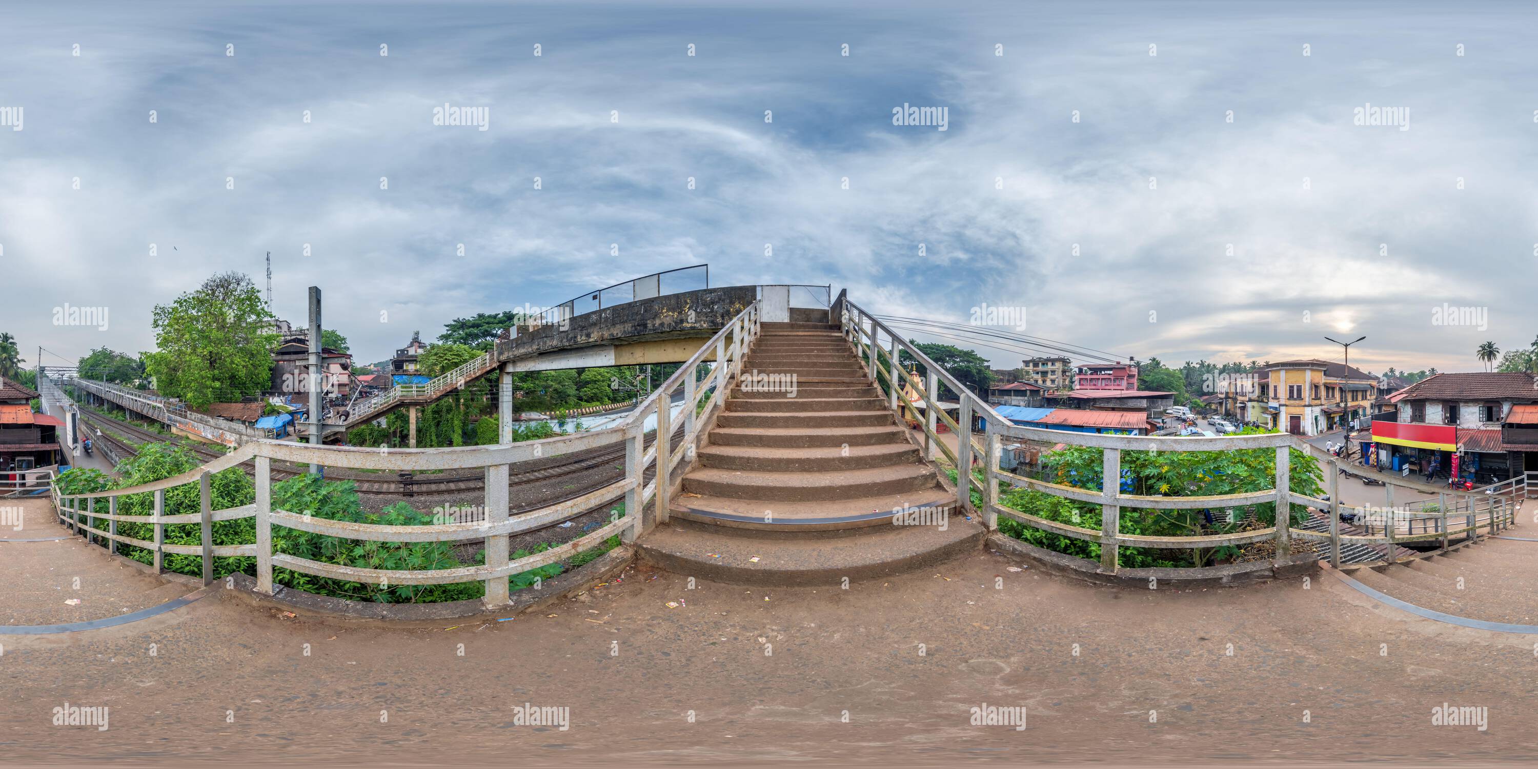 Visualizzazione panoramica a 360 gradi di panorama sferico 360 hdri completamente senza saldature su ponte di cemento come costruzione di attraversamento pedonale sulla ferrovia con proiezione equirettangolare, re