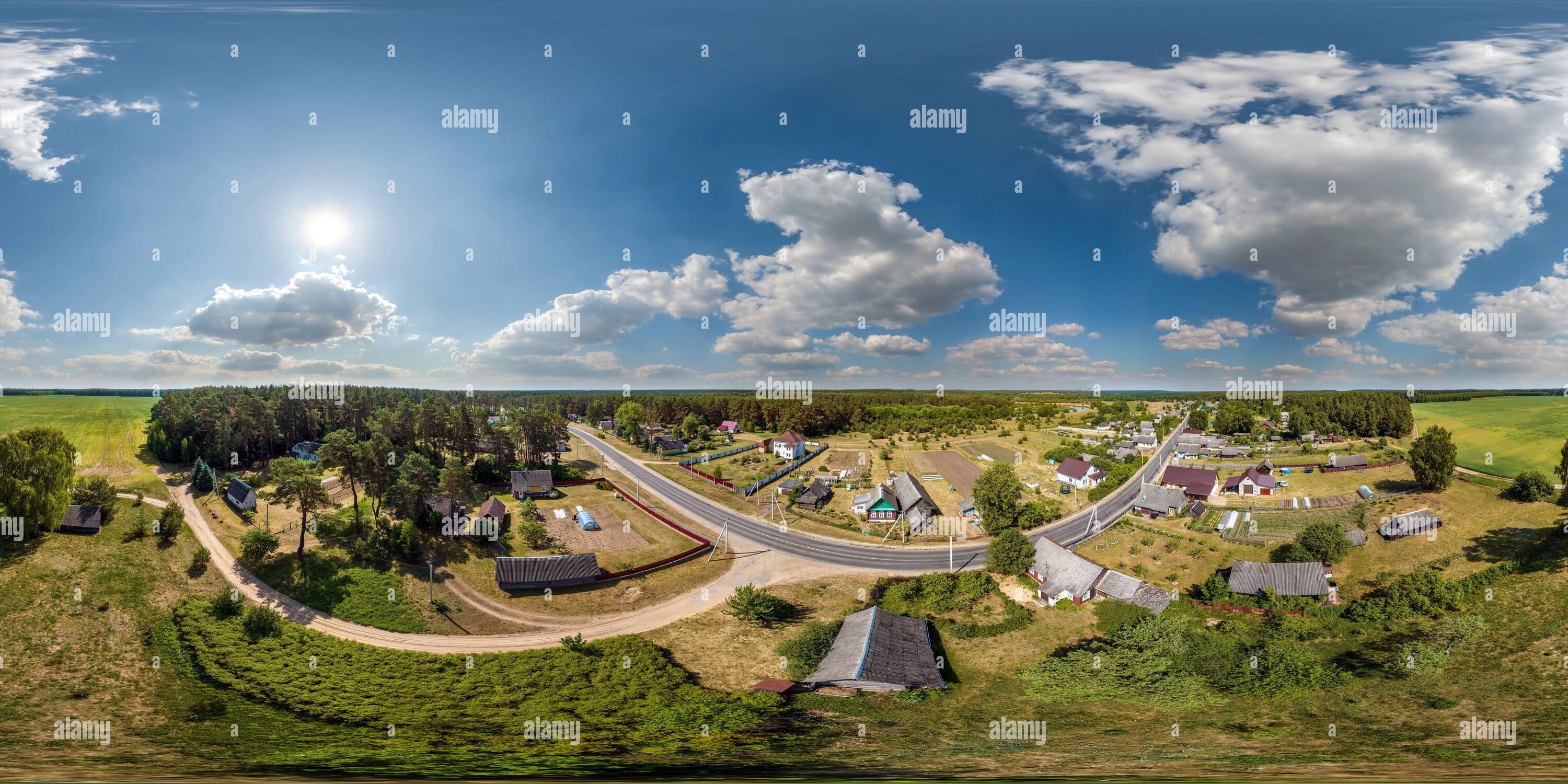 Visualizzazione panoramica a 360 gradi di vista panoramica aerea hdri 360 su viilage da grande altezza in proiezione sferica equirettangolare senza cuciture. può essere usato come sostituzione del cielo per il drone