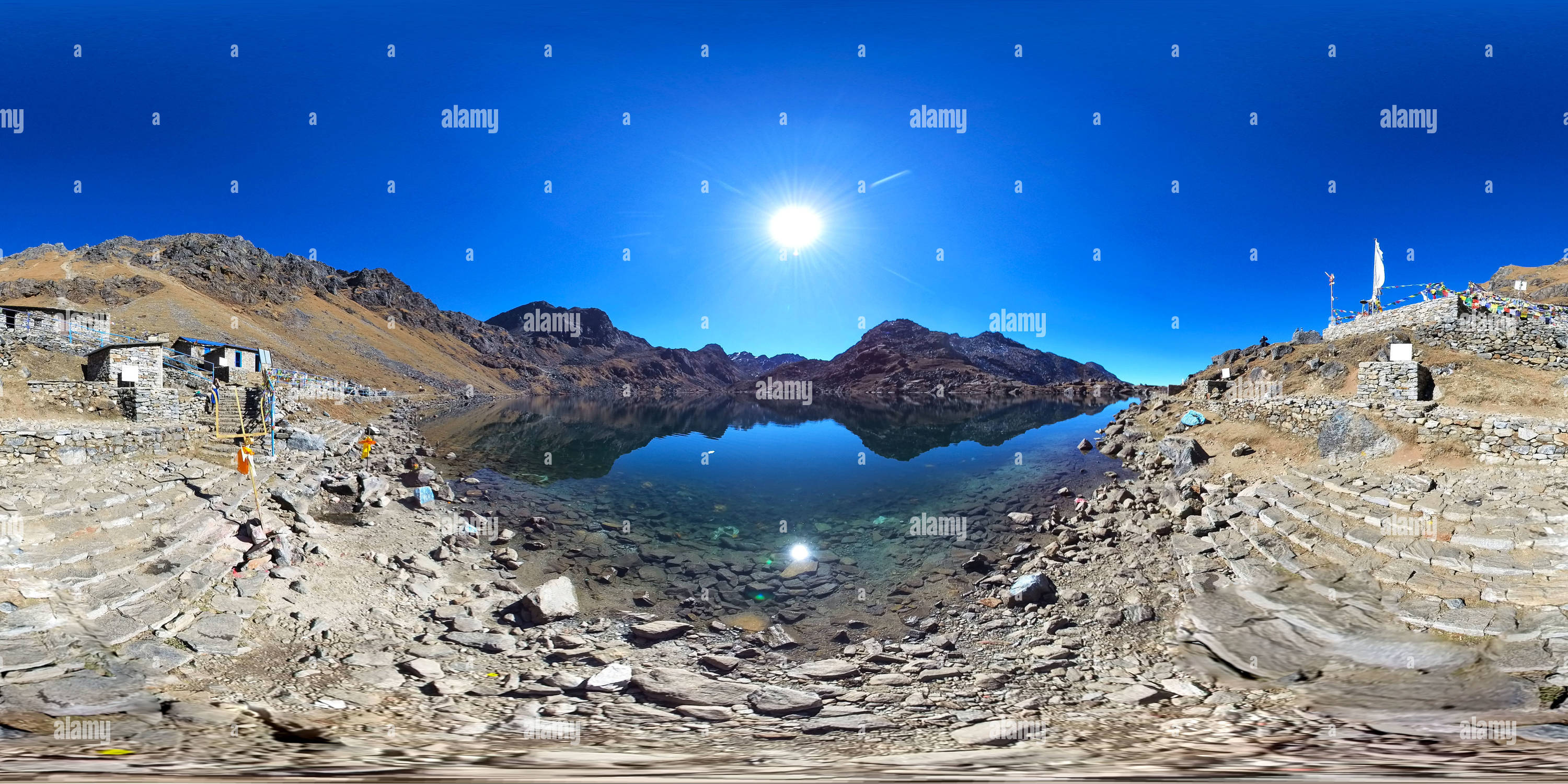 Visualizzazione panoramica a 360 gradi di Lago Gosaikunda (4380 m) a Rasuwa, Nepal