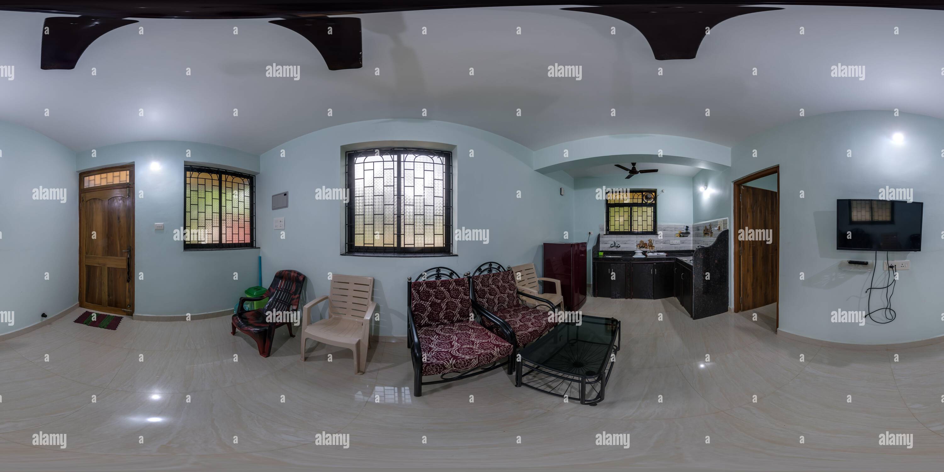 Visualizzazione panoramica a 360 gradi di panorama sferico hdri 360 completamente senza cuciture all'interno di una sala economica con cucina con pareti blu e stile indiano con ventilatore a soffitto in equirettangolare
