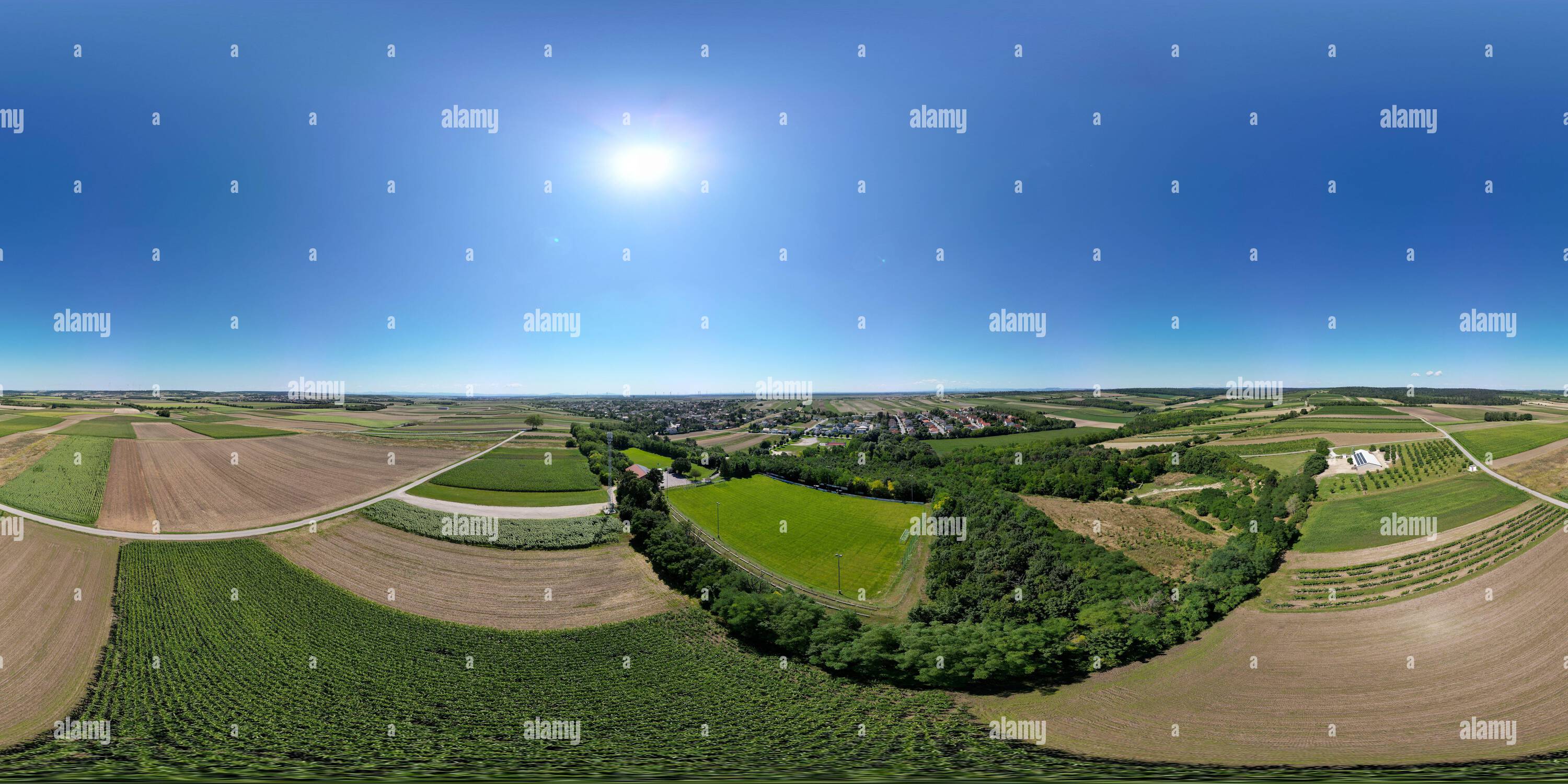 Visualizzazione panoramica a 360 gradi di Luftbild Marktgemeinde ATSV Auersthal, Niederösterreich, Austria, Weinviertel, Luftaufnahme 360 Grad