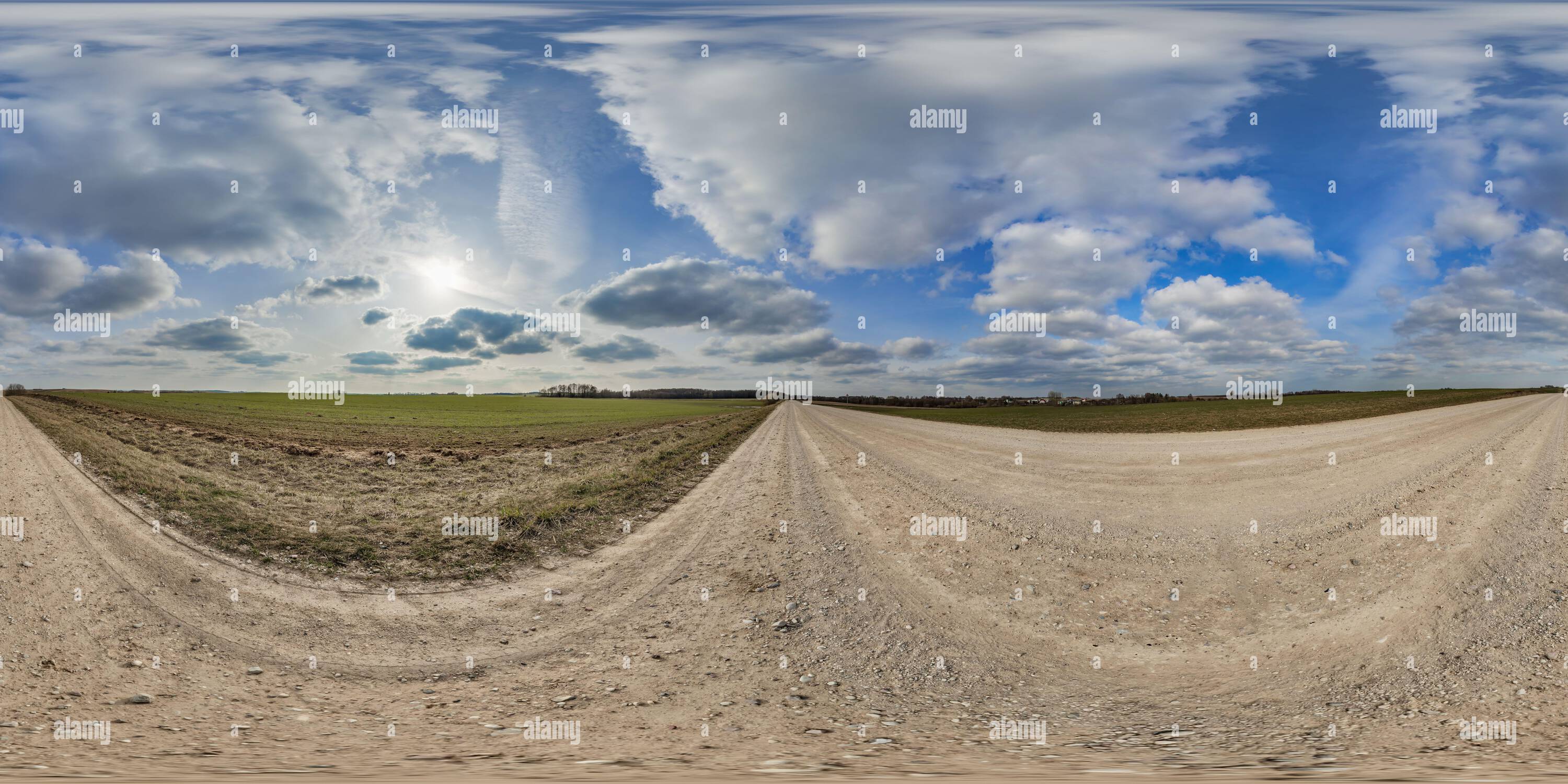 Visualizzazione panoramica a 360 gradi di Panorama hdri 360 su strada ghiaiosa tra i campi in primavera con nuvole fantastiche in proiezione sferica equirettangolare completa e senza cuciture, per VR AR V