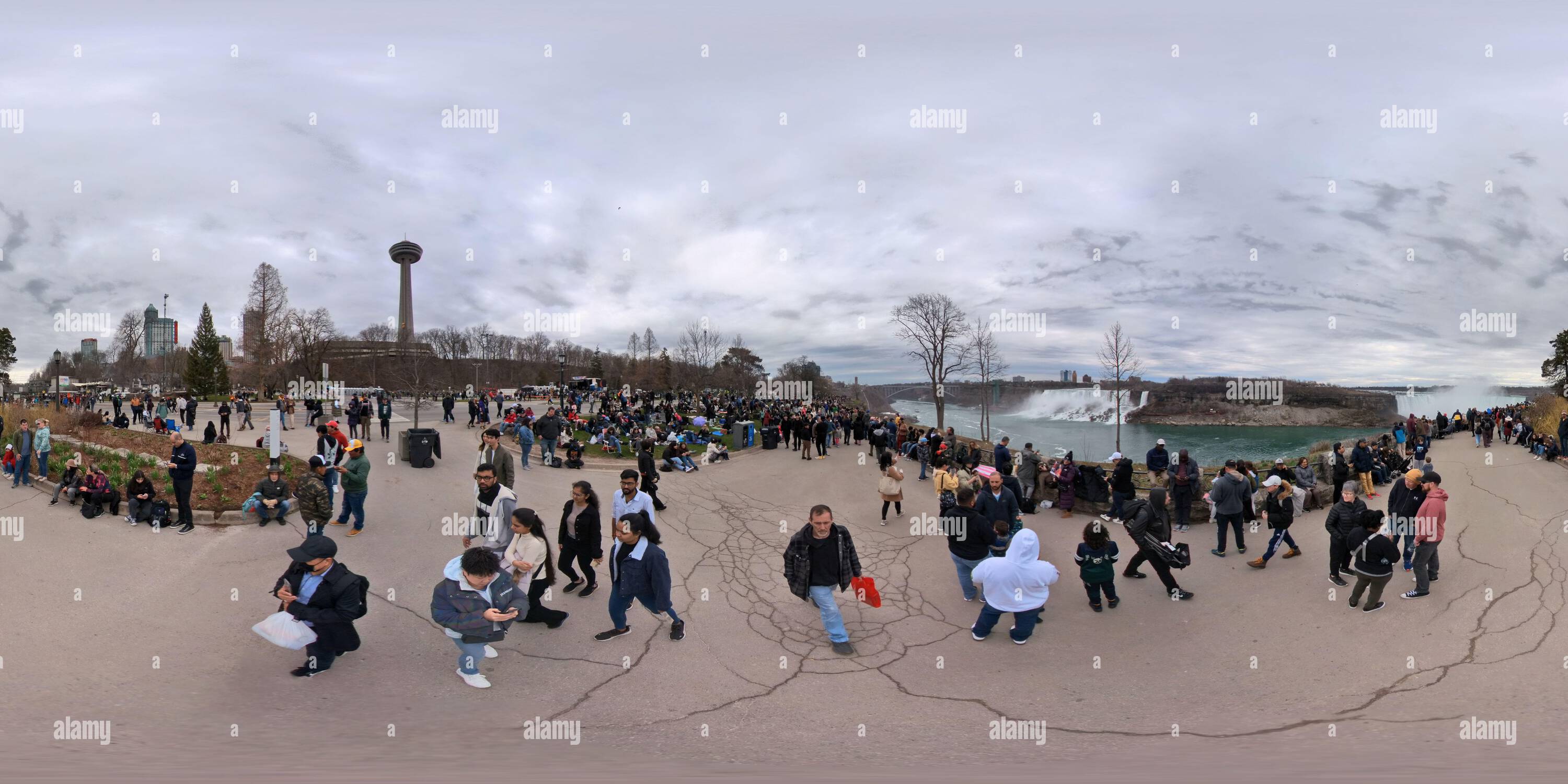 Visualizzazione panoramica a 360 gradi di Cascate del Niagara, Canada. 8 aprile 2024. Il Queen Victoria Park a Niagara Falls Ontario è un luogo di ritrovo per l'eclissi solare del 2024. Le Cascate del Niagara sono ex