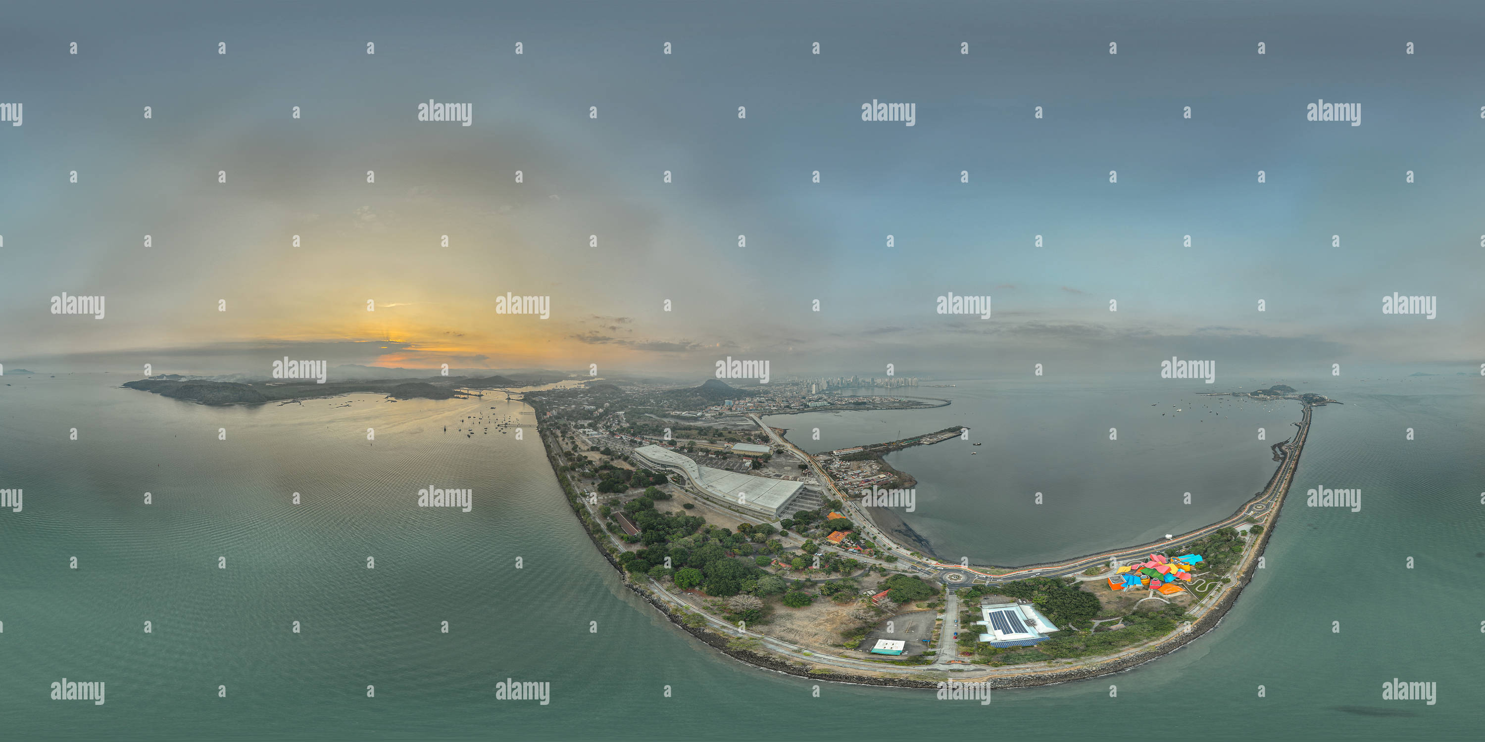 Visualizzazione panoramica a 360 gradi di Dove gli oceani e le culture si incontrano: Tramonto sul Ponte delle Americhe