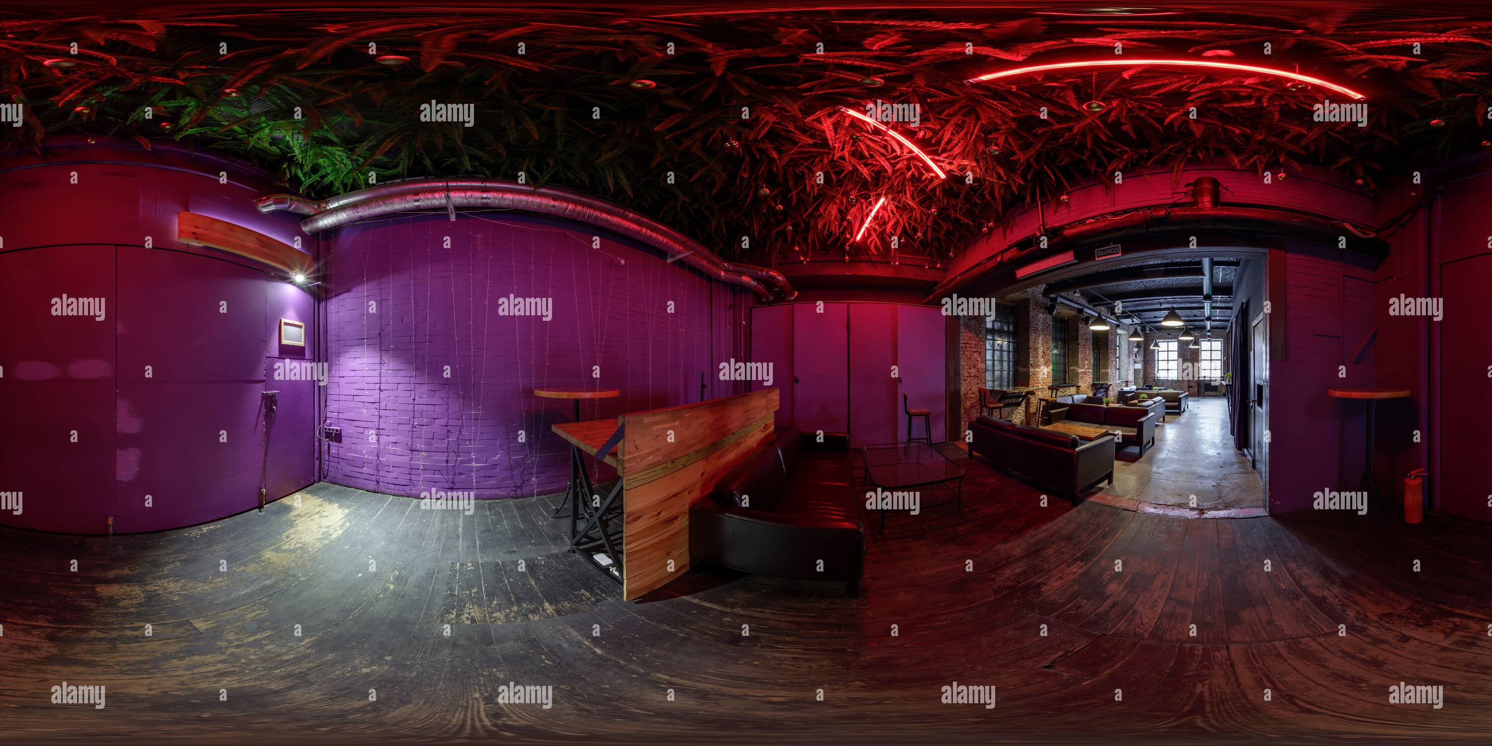 Visualizzazione panoramica a 360 gradi di panorama hdri 360 completamente sferico e senza cuciture all'interno, elegante night club bar in stile loft vintage con pareti in mattoni e luce al neon in proiezione equirettangolare