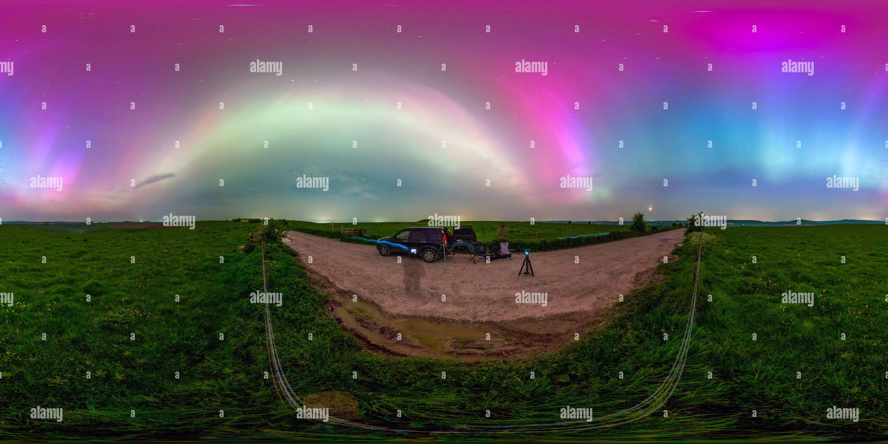 Visualizzazione panoramica a 360 gradi di Giallo dorato ultra raro con tavolozza colori Rainbow Spectrum Aurora Borealis Moonset a Whitesheet Hill nel Wiltshire (2 di 3)