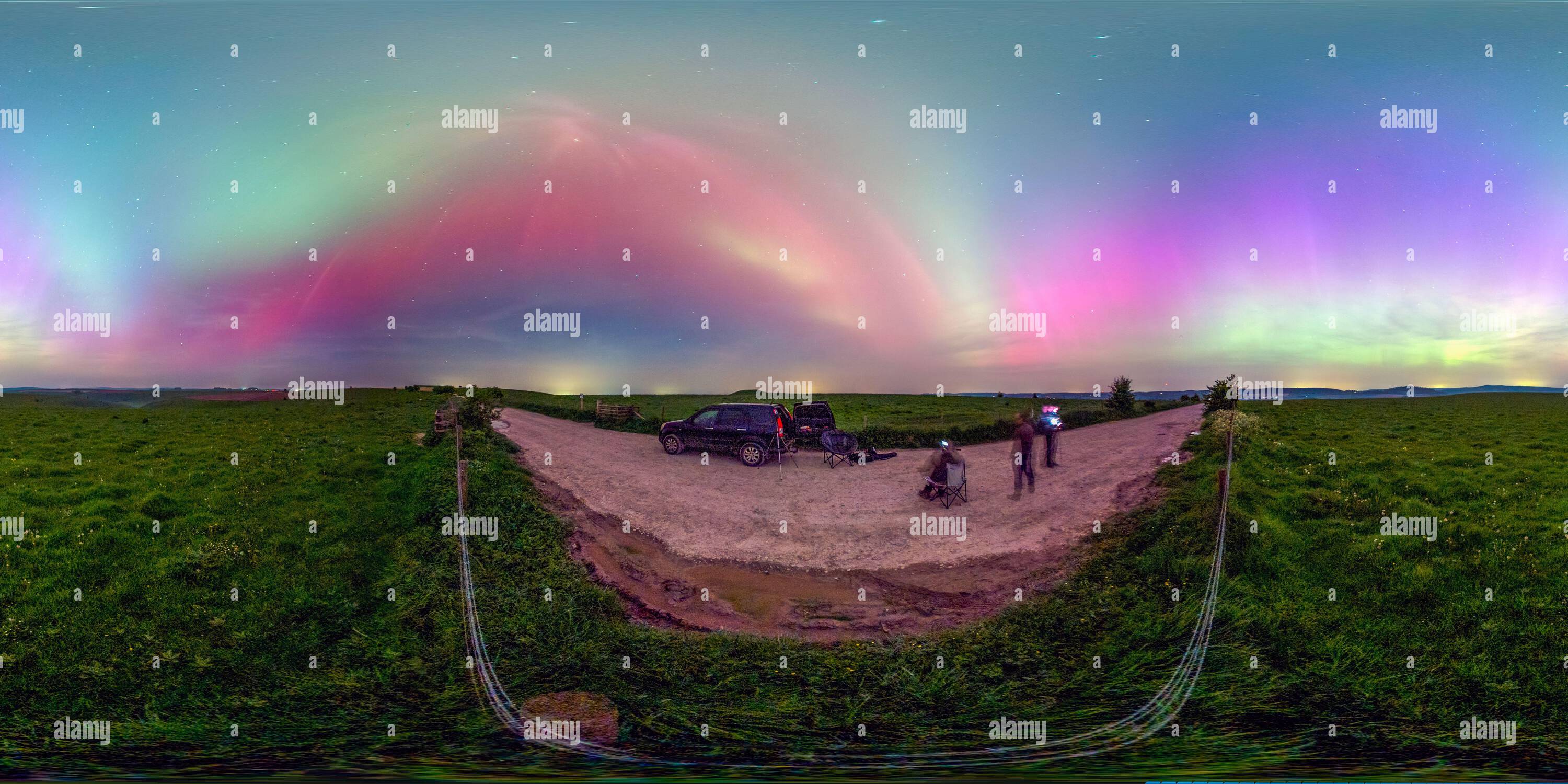 Visualizzazione panoramica a 360 gradi di Giallo dorato ultra raro con tavolozza colori Rainbow Spectrum Aurora Borealis momento a Whitesheet Hill nel Wiltshire (1 di 3)