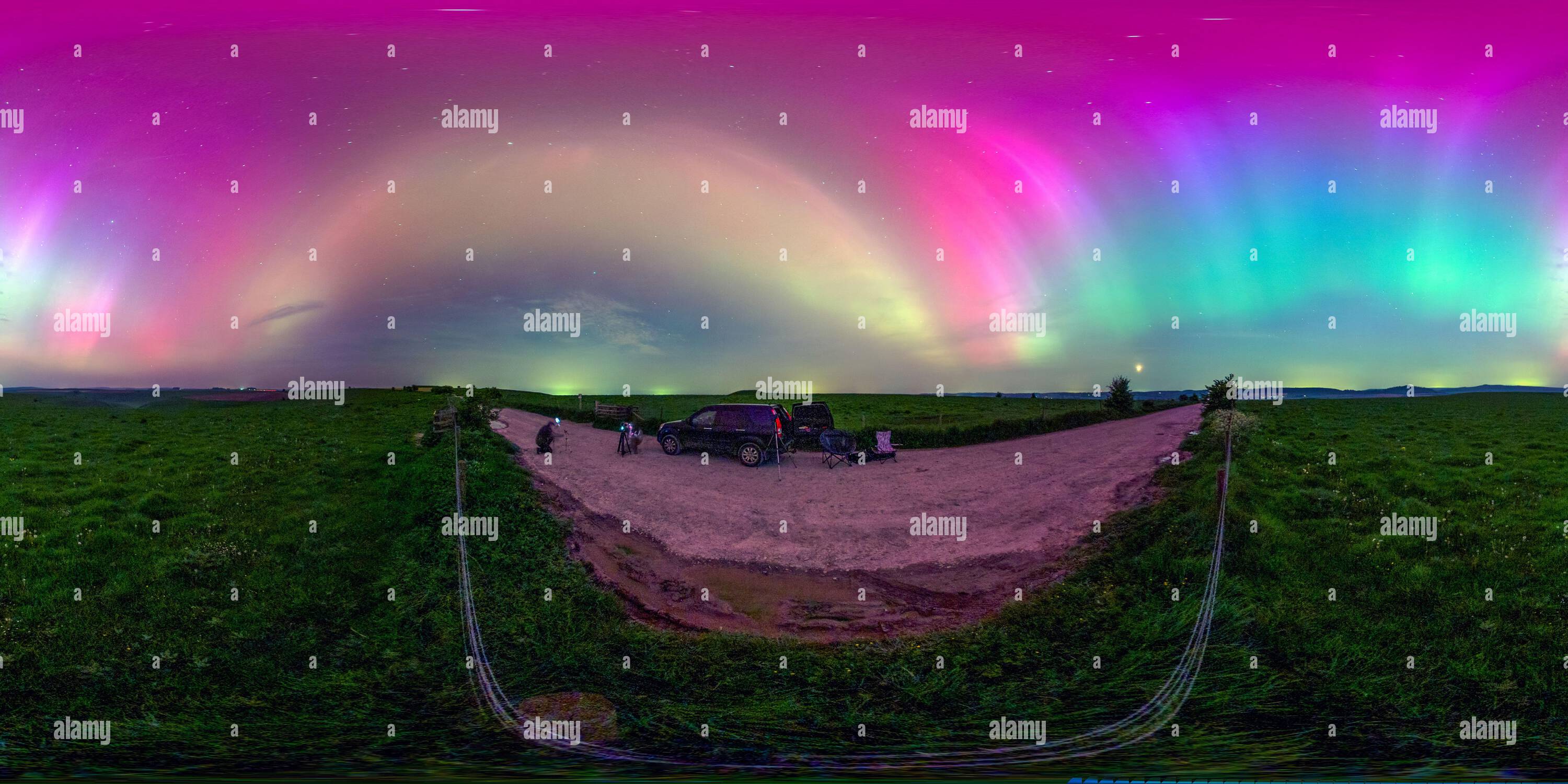 Visualizzazione panoramica a 360 gradi di Giallo dorato ultra raro con tavolozza colori Rainbow Spectrum Aurora Borealis Moonset a Whitesheet Hill nel Wiltshire (3 di 3)