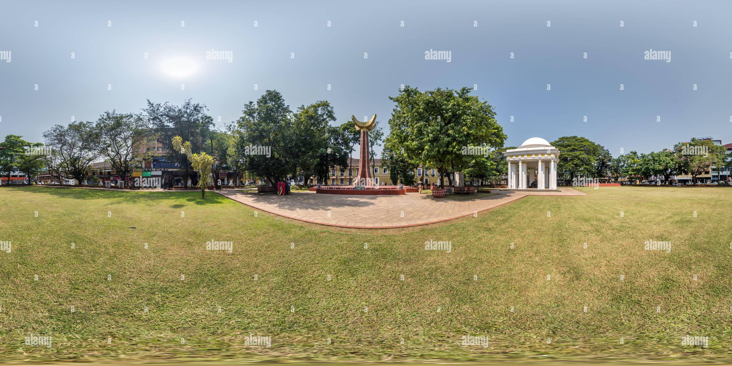 Visualizzazione panoramica a 360 gradi di hdri 360 panorama della piazza dell'indipendenza della città vicino al monumento nel parco della città tropica indiana in proiezione equirettangolare. Contenuti VR AR,