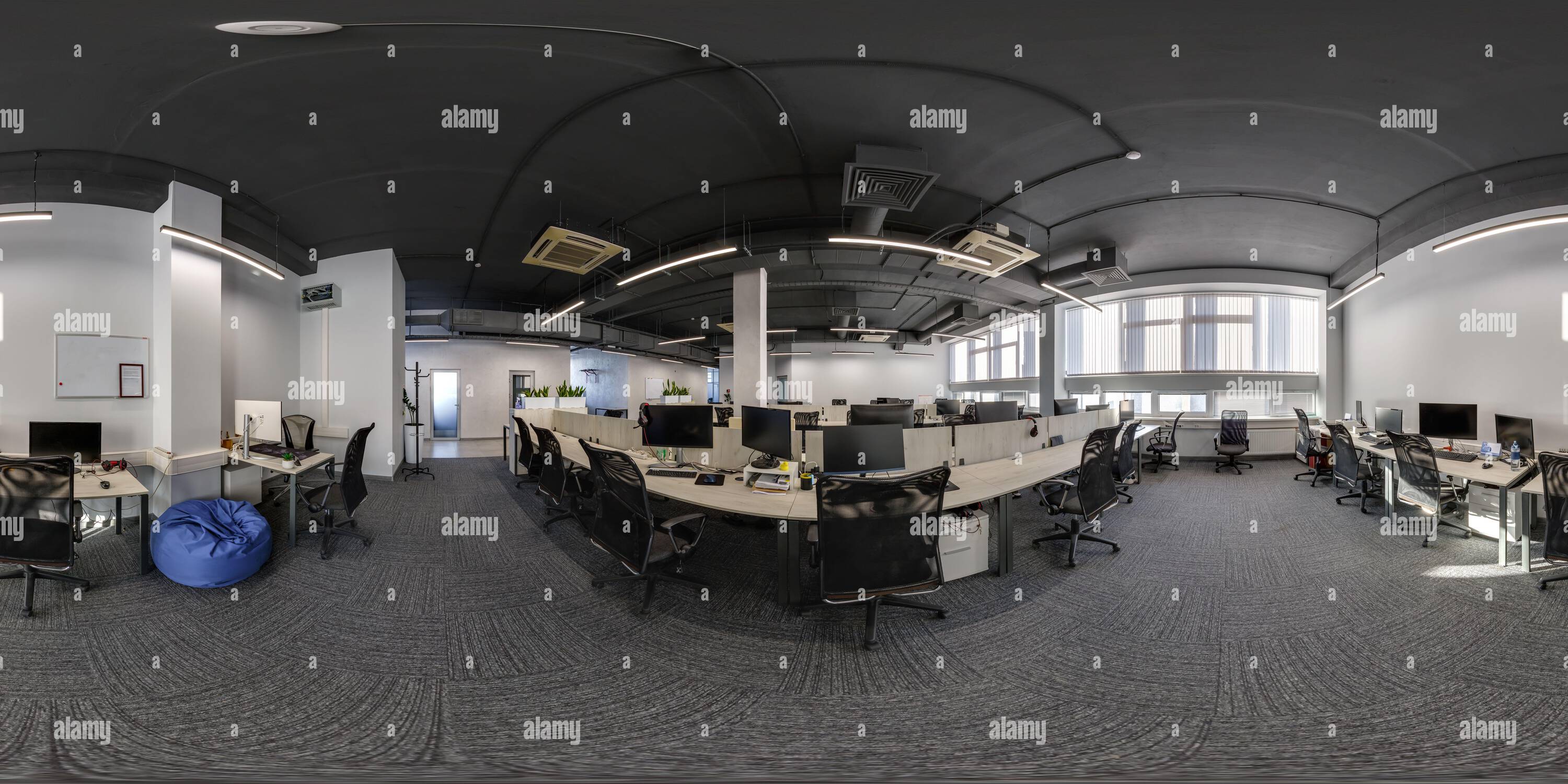 Visualizzazione panoramica a 360 gradi di panorama hdri 360 nella sala di lavoro interna del moderno ufficio di coworking con proiezione sferica completamente senza cuciture. Contenuti VR,
