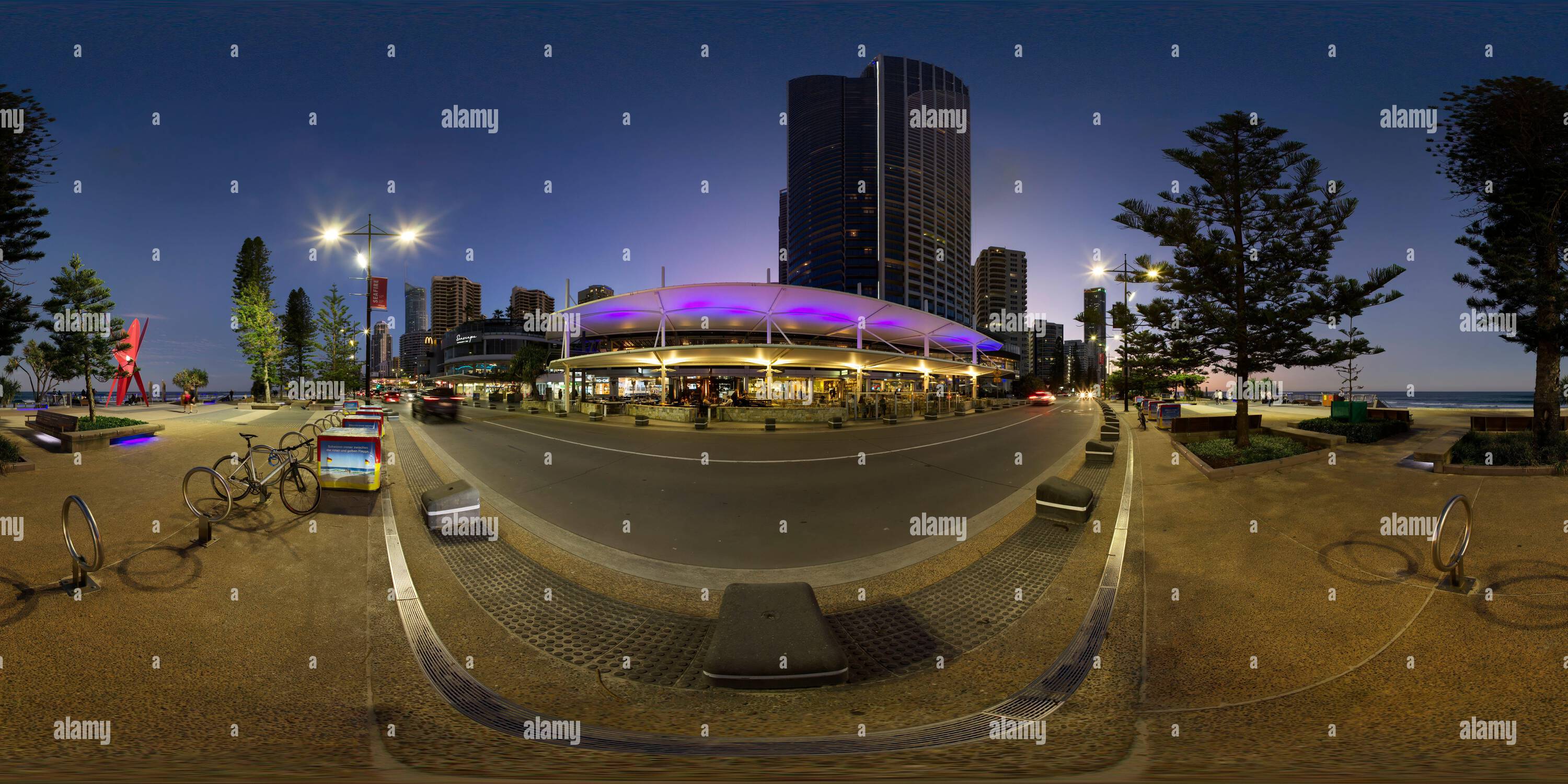 Visualizzazione panoramica a 360 gradi di Panorama a 360° del Soul Boardwalk sull'Esplanade Surfers Paradise Gold Coast Queensland Australia