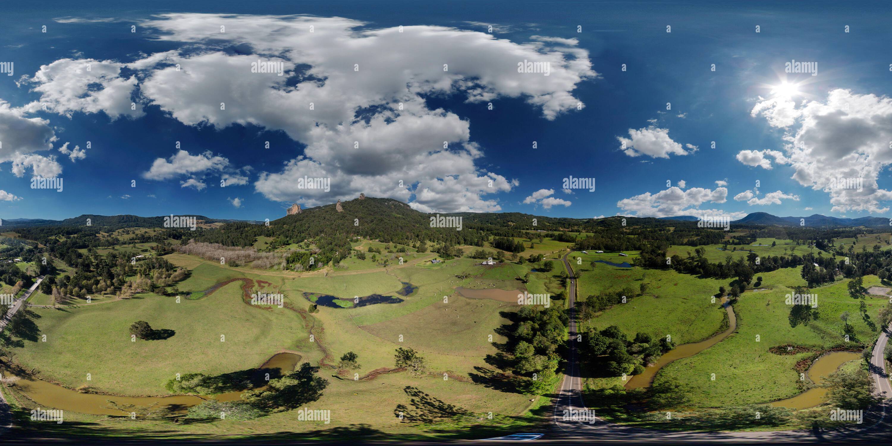 Visualizzazione panoramica a 360 gradi di Panorama aereo a 360° dei pascoli agricoli vicino a Nimbin Northern Rivers New South Wales Australia