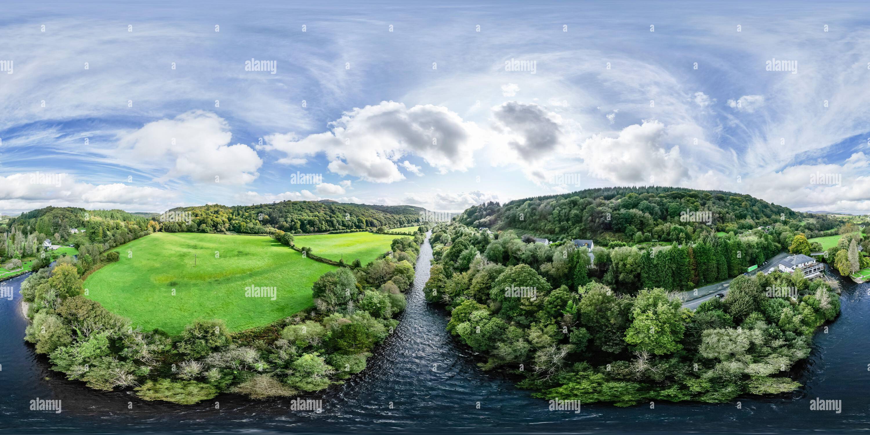 Visualizzazione panoramica a 360 gradi di Fotosfera a 360 gradi dei fiumi alla riunione delle acque, contea di Wicklow, Irlanda.