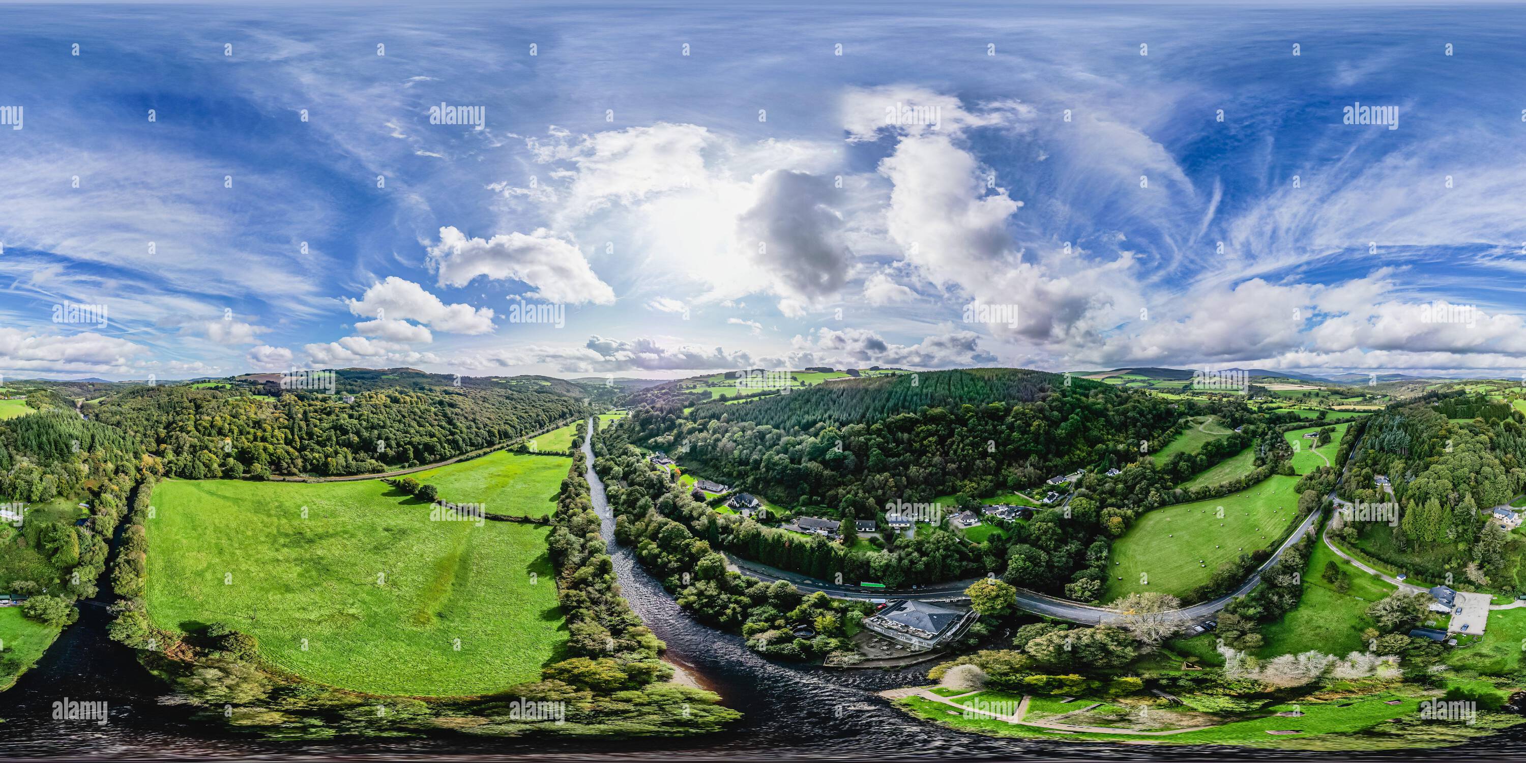 Visualizzazione panoramica a 360 gradi di Fotosfera a 360 gradi dei fiumi alla riunione delle acque, contea di Wicklow, Irlanda.