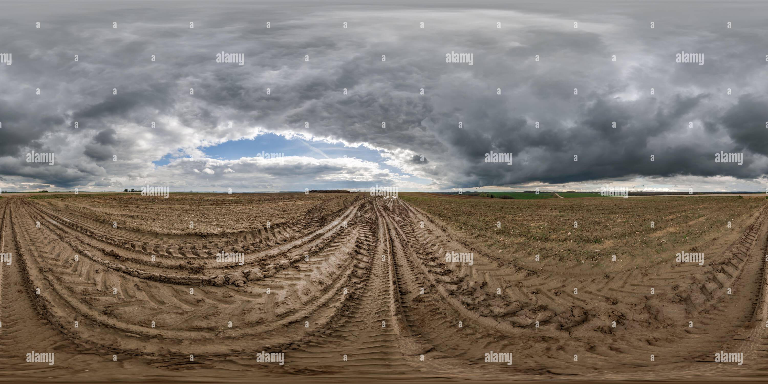 Visualizzazione panoramica a 360 gradi di hdri 360 Panorama su strade fangose e sterrate tra i campi in primavera brutto giorno con nuvole di tempesta in proiezione sferica equirettangolare completa e senza interruzioni, per VR