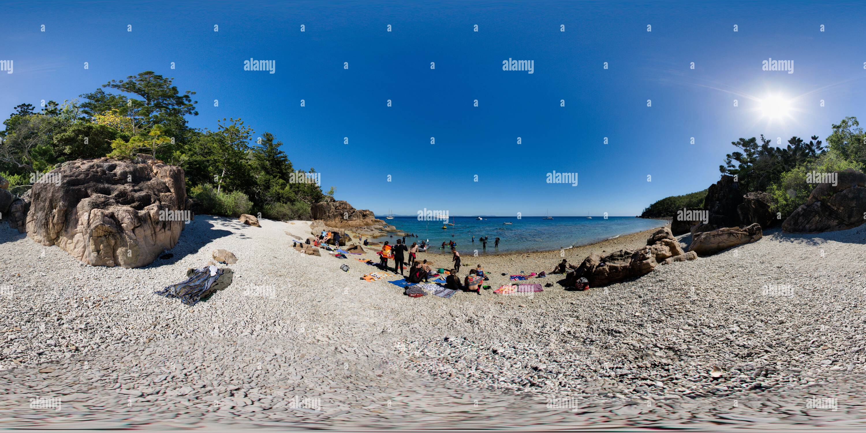 Visualizzazione panoramica a 360 gradi di Scena in spiaggia a Blue Pearl Bay sull'isola di Hayman, Queensland, Australia