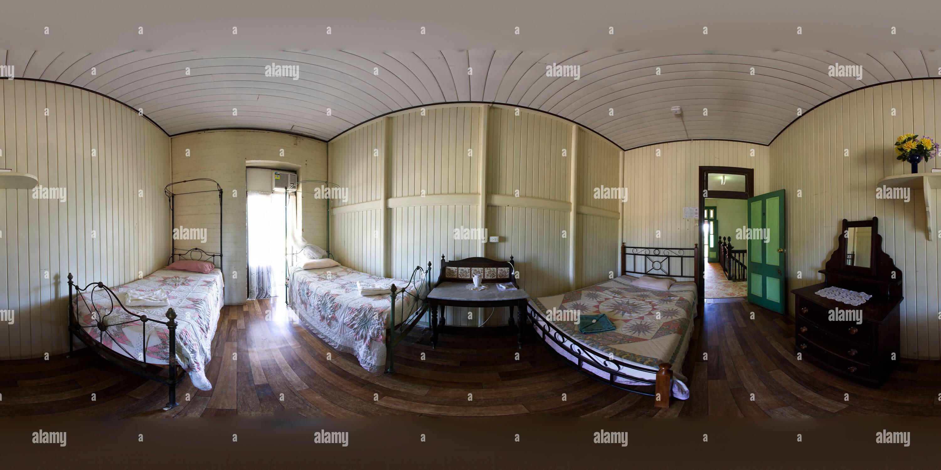 Visualizzazione panoramica a 360 gradi di Vista interna di una camera da letto al piano superiore dell'Imperial Hotel Ravenswood Queensland Australia