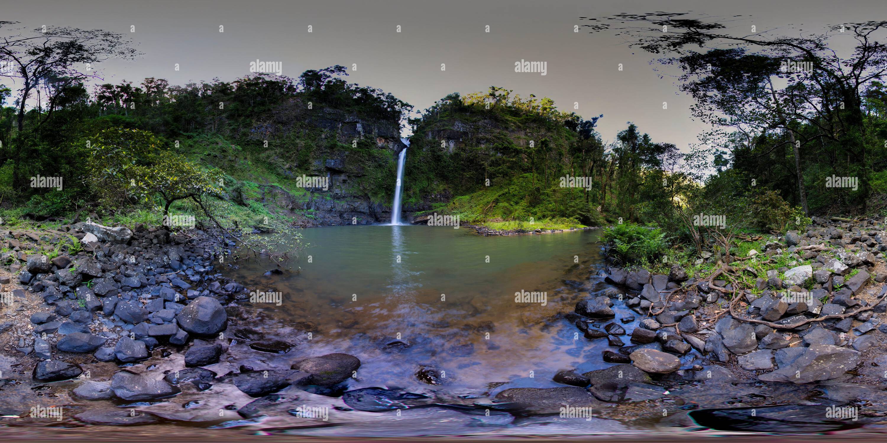 Visualizzazione panoramica a 360 gradi di Immagine panoramica a 360° delle cascate delle Nandroya Wooroonooran National Park Queensland Australia