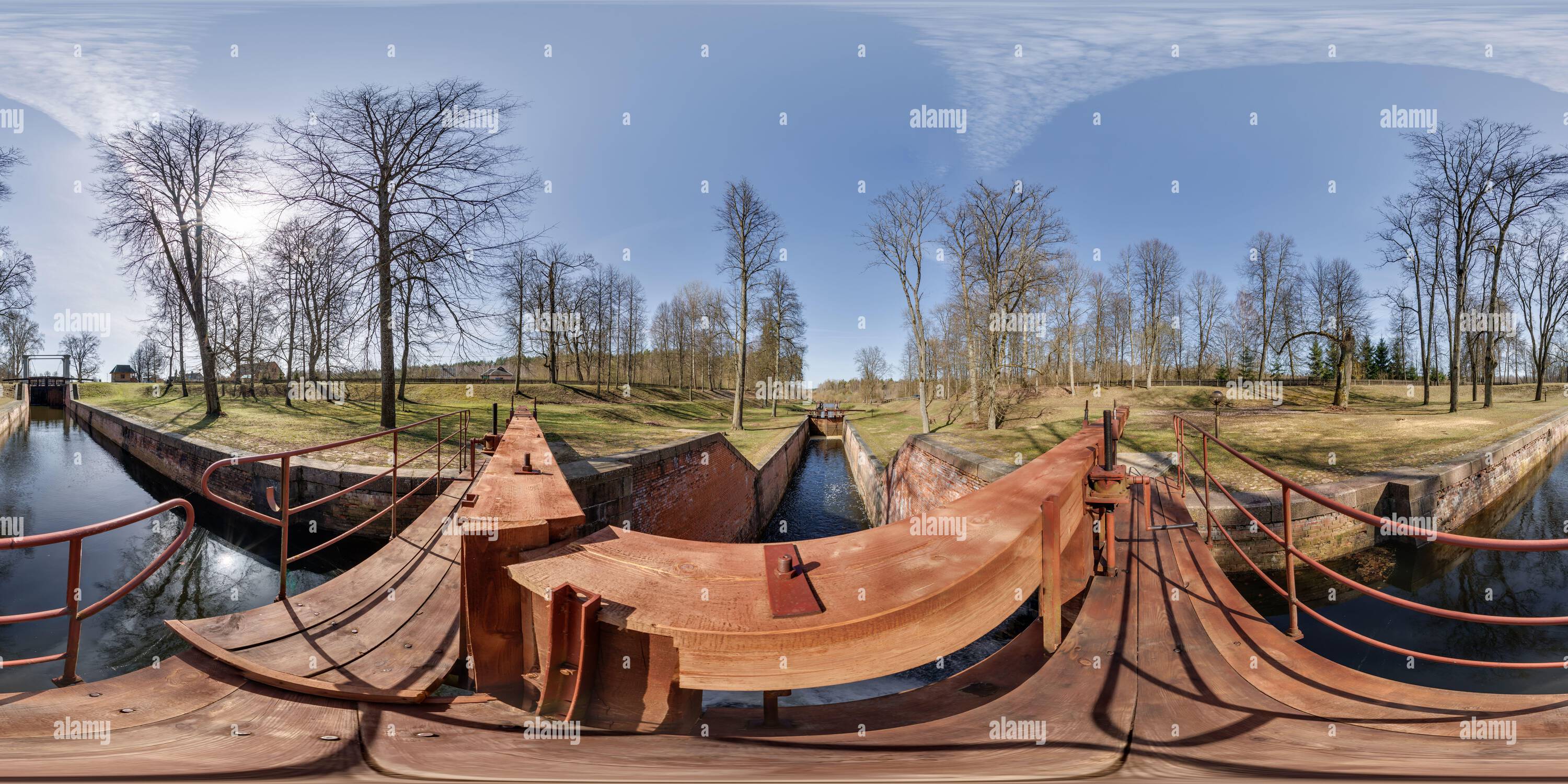 Visualizzazione panoramica a 360 gradi di panorama hdri 360 vicino alla costruzione di porte chiuse sul fiume, canale per il passaggio di navi a diversi livelli d'acqua. Completamente sferico a 360 gradi senza cuciture pa