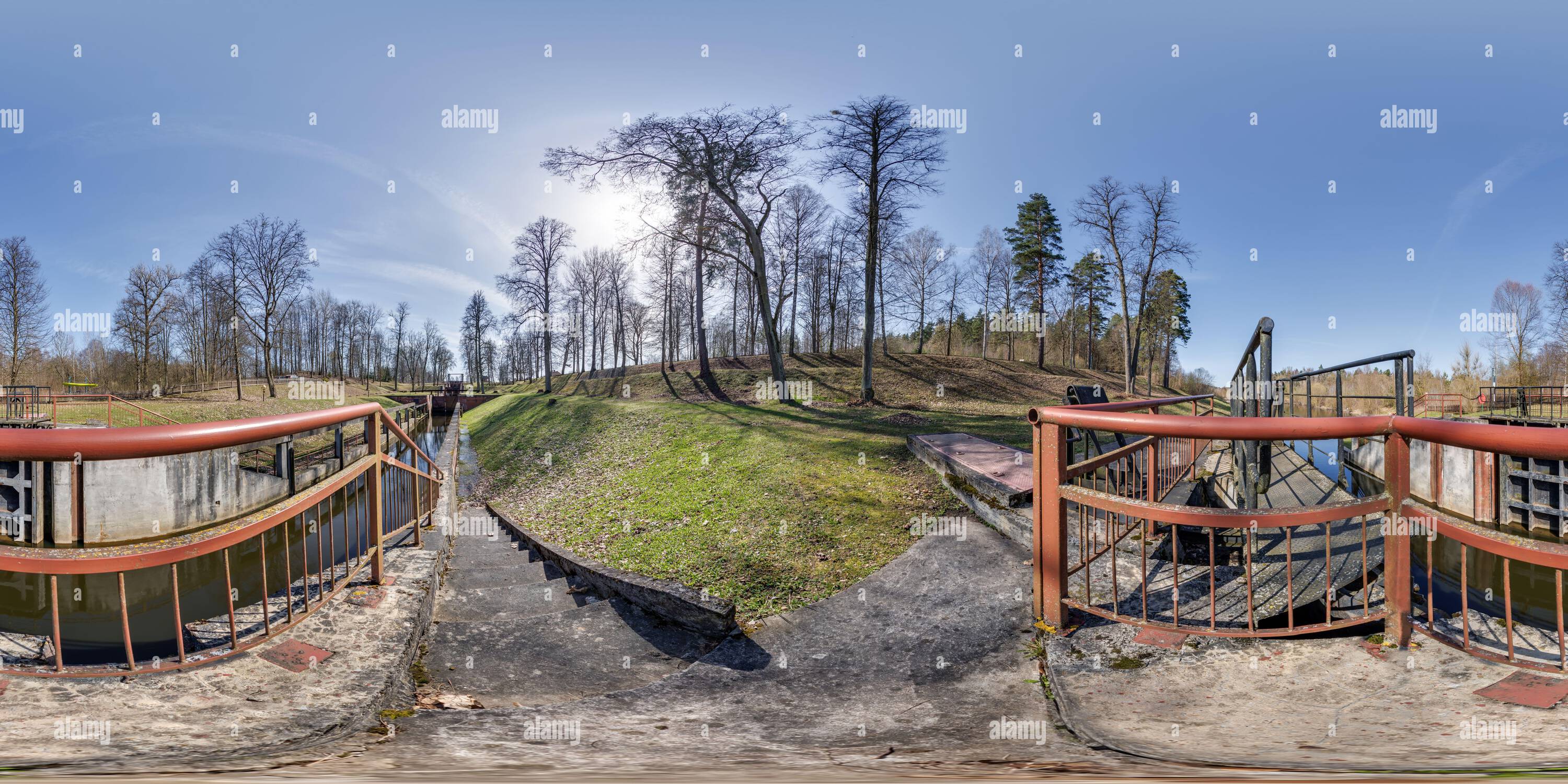 Visualizzazione panoramica a 360 gradi di panorama hdri 360 vicino alla costruzione di porte chiuse sul fiume, canale per il passaggio di navi a diversi livelli d'acqua. Completamente sferico a 360 gradi senza cuciture pa