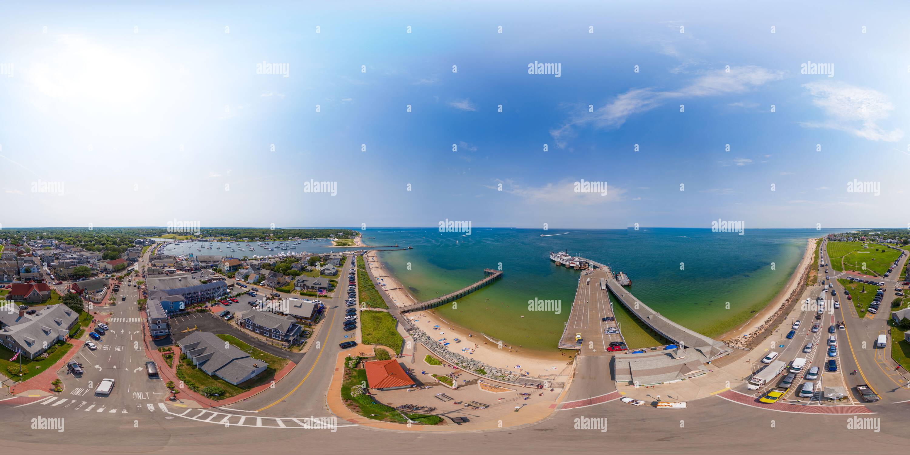 Visualizzazione panoramica a 360 gradi di Terminal dei traghetti di Oak Bluffs, Marthas Vineyard, Massachusetts, Stati Uniti. Drone aereo 360 equirettangolare foto 2024