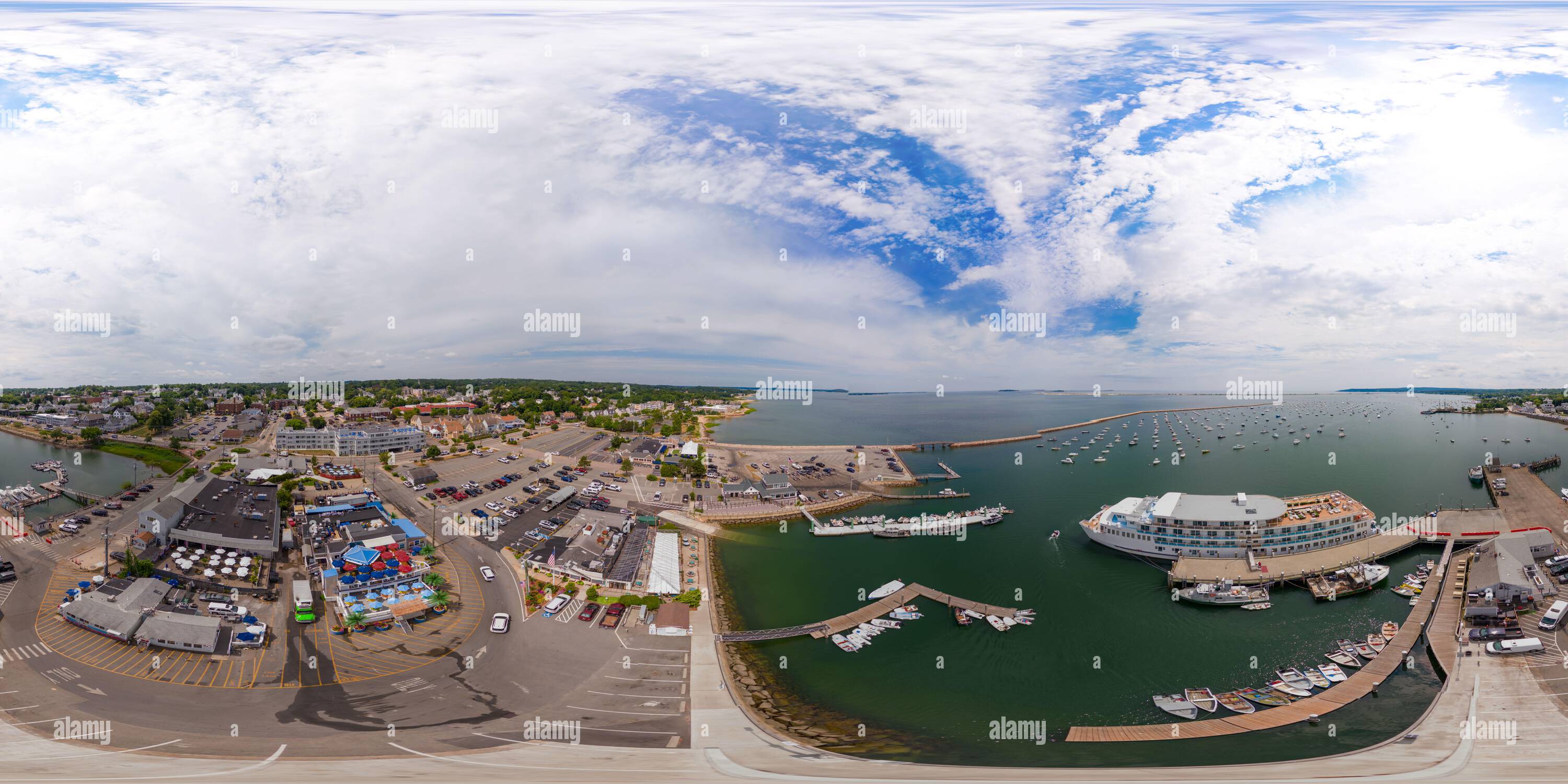 Visualizzazione panoramica a 360 gradi di Plymouth, Massachusetts, Stati Uniti. Foto aerea con drone di navi al porto, hotel, ristoranti e parcheggi. Foto VR 360 equirettangolare