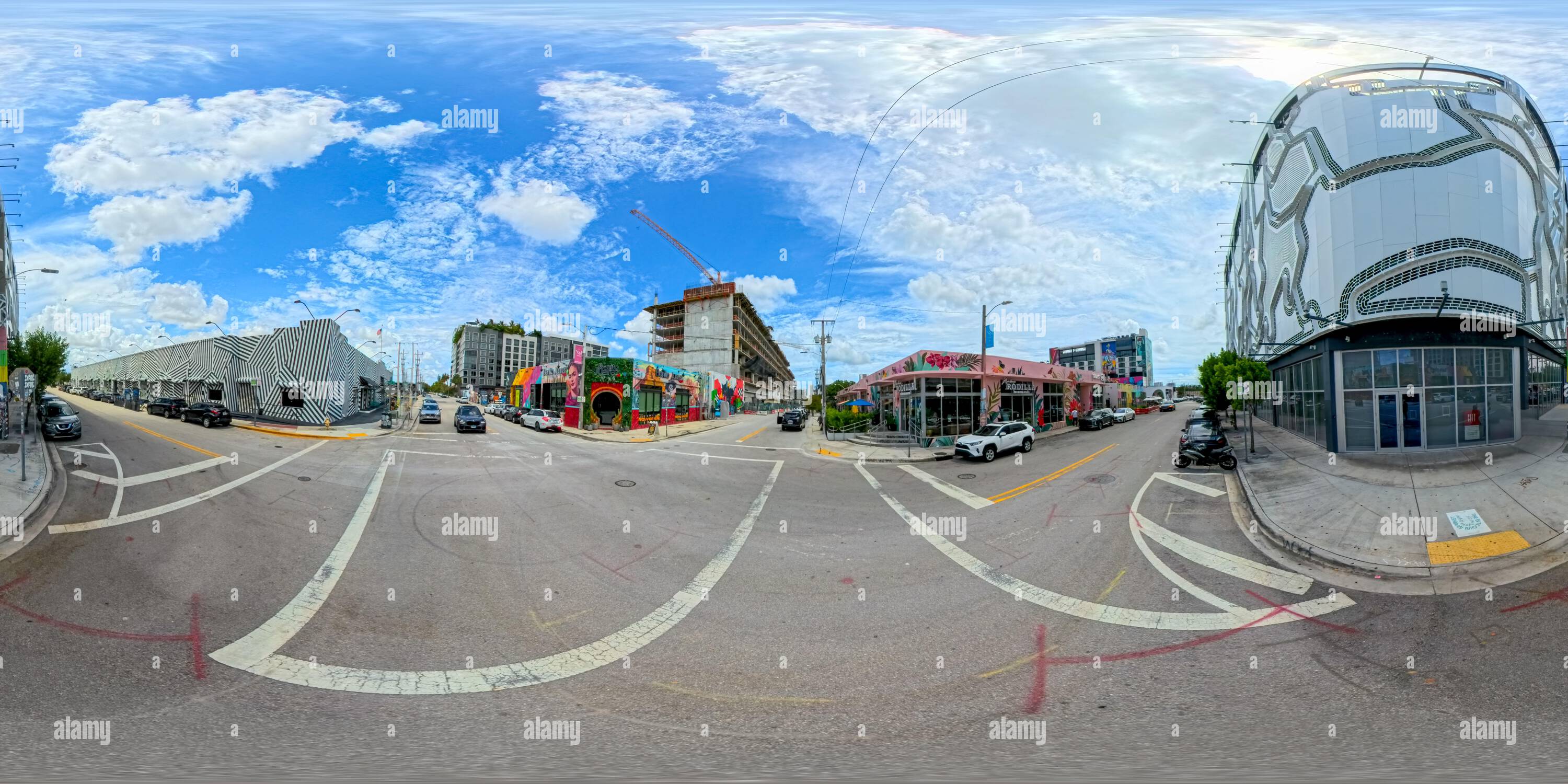 Visualizzazione panoramica a 360 gradi di Miami, FL, Stati Uniti - 25 agosto 2024: Parcheggio Wynwood e scena stradale scattata con una fotocamera del 360