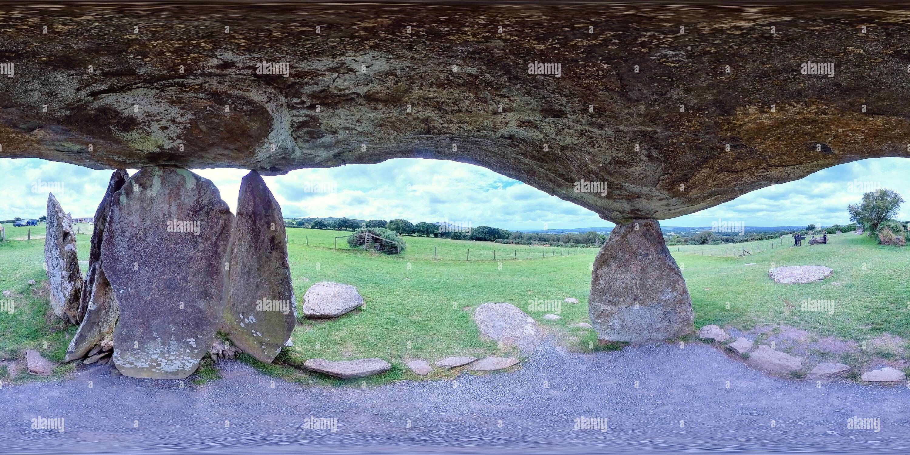 Visualizzazione panoramica a 360 gradi di Under the Capstone Inside Pentre Ifan Burial Chamber Portal il giorno d'estate in Galles