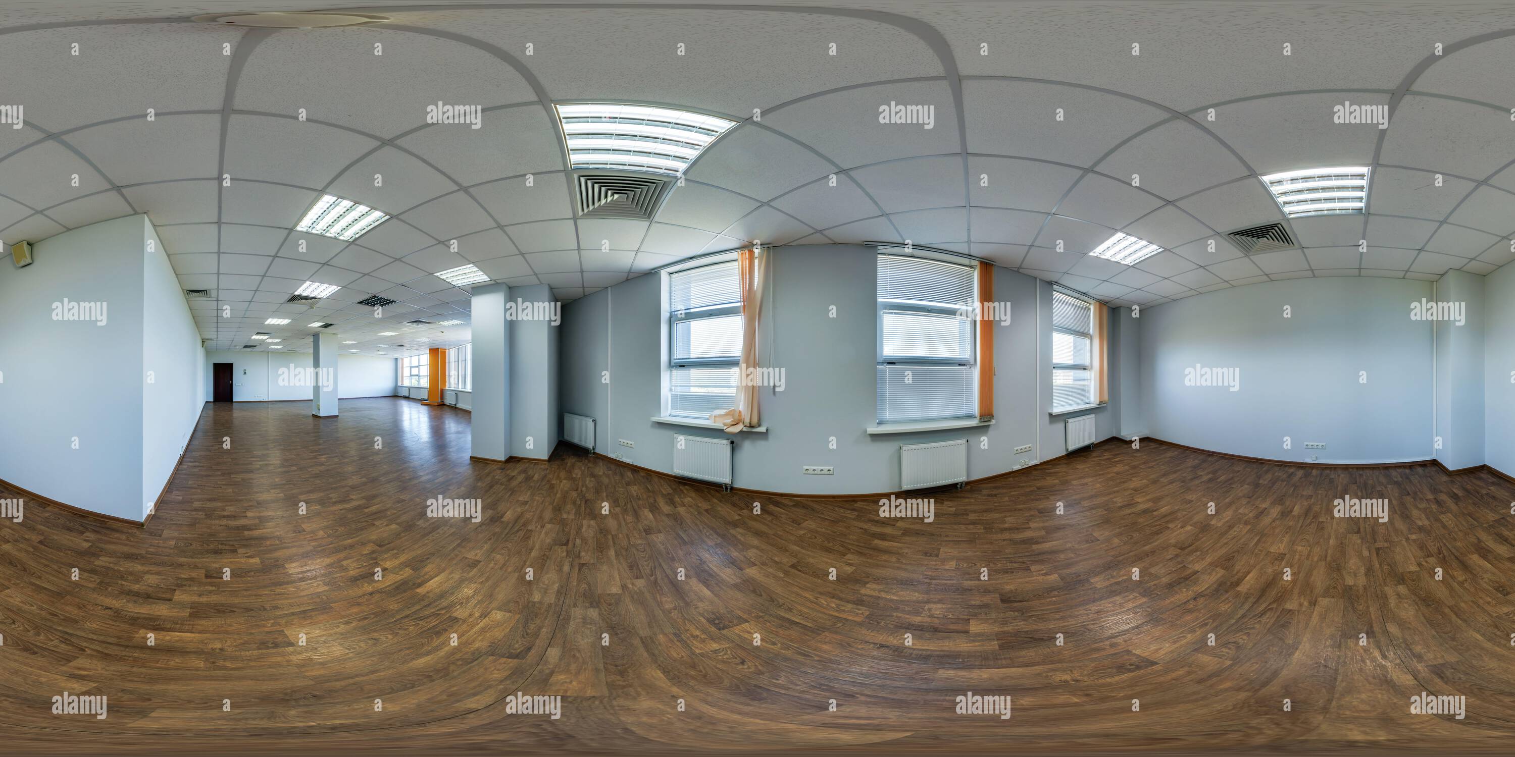 Visualizzazione panoramica a 360 gradi di 360 panorama hdri all'interno di un locale vuoto con riparazione per ufficio con luce solare dalle finestre in proiezione sferica equirettangolare completa senza cuciture,