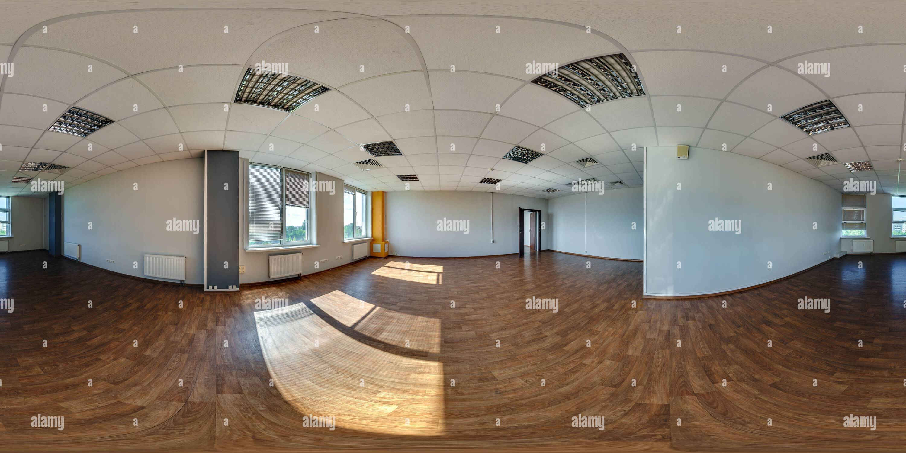 Visualizzazione panoramica a 360 gradi di 360 panorama hdri all'interno di un locale vuoto con riparazione per ufficio con luce solare dalle finestre in proiezione sferica equirettangolare completa senza cuciture,