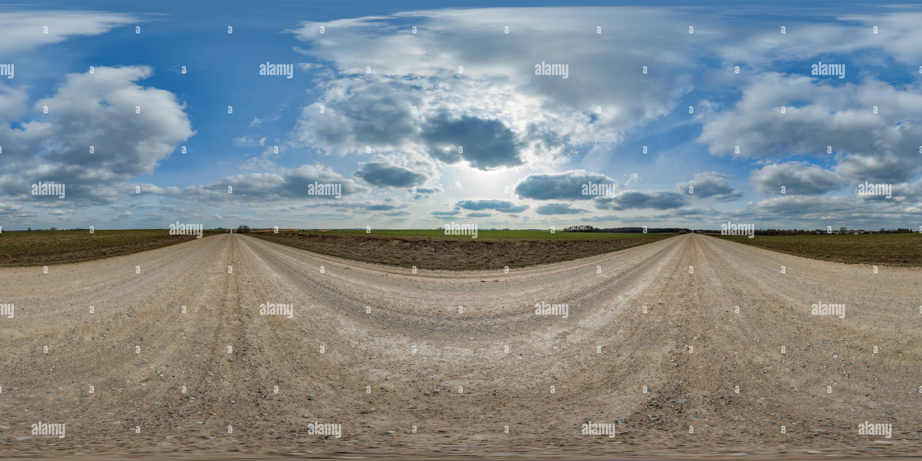 Visualizzazione panoramica a 360 gradi di Panorama hdri 360 del cielo blu con nuvole fantastiche su strada ghiaiosa tra i campi in primavera in proiezione sferica equirettangolare completa e senza cuciture, per VR