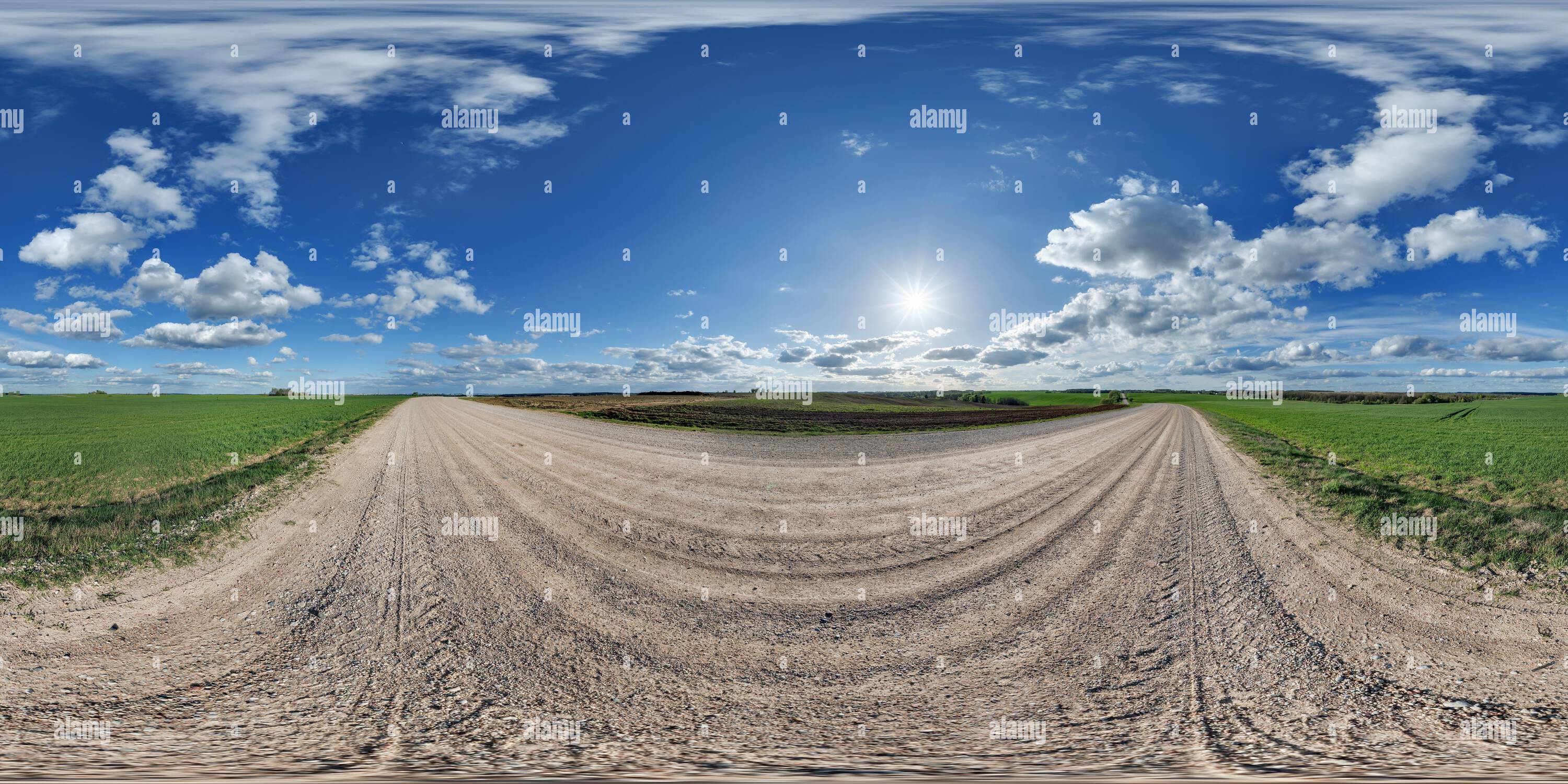 Visualizzazione panoramica a 360 gradi di hdri 360 panorama del cielo blu con nuvole fantastiche sul lato della strada di ghiaia tra i campi in proiezione sferica equirettangolare completa senza cuciture, per V
