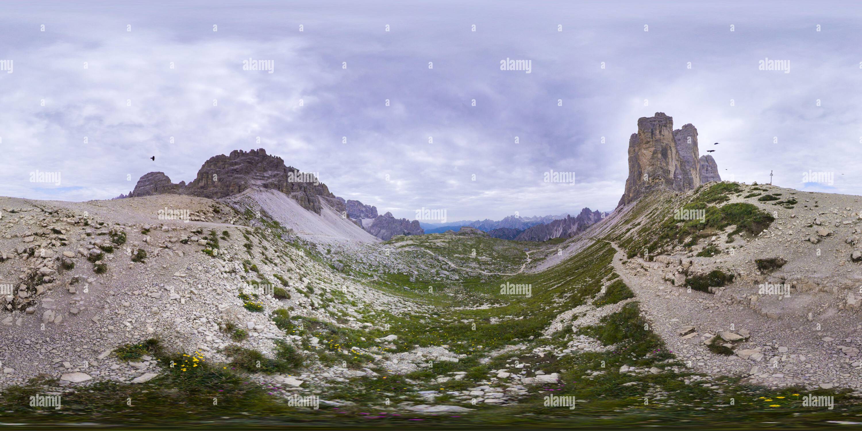 Visualizzazione panoramica a 360 gradi di Vista dall'escursionismo vicino alle tre Cime di Lavaredo - Italia - foto a 360 gradi