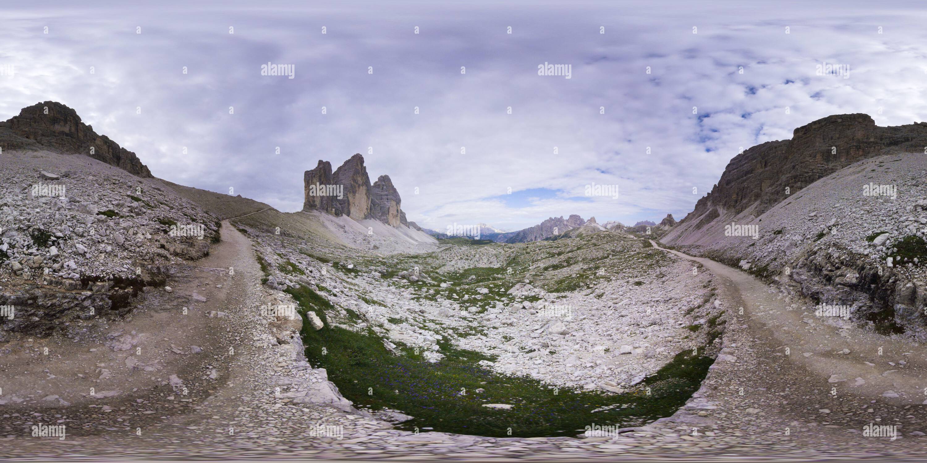 Visualizzazione panoramica a 360 gradi di Vista dall'escursionismo vicino alle tre Cime di Lavaredo - Italia - foto a 360 gradi