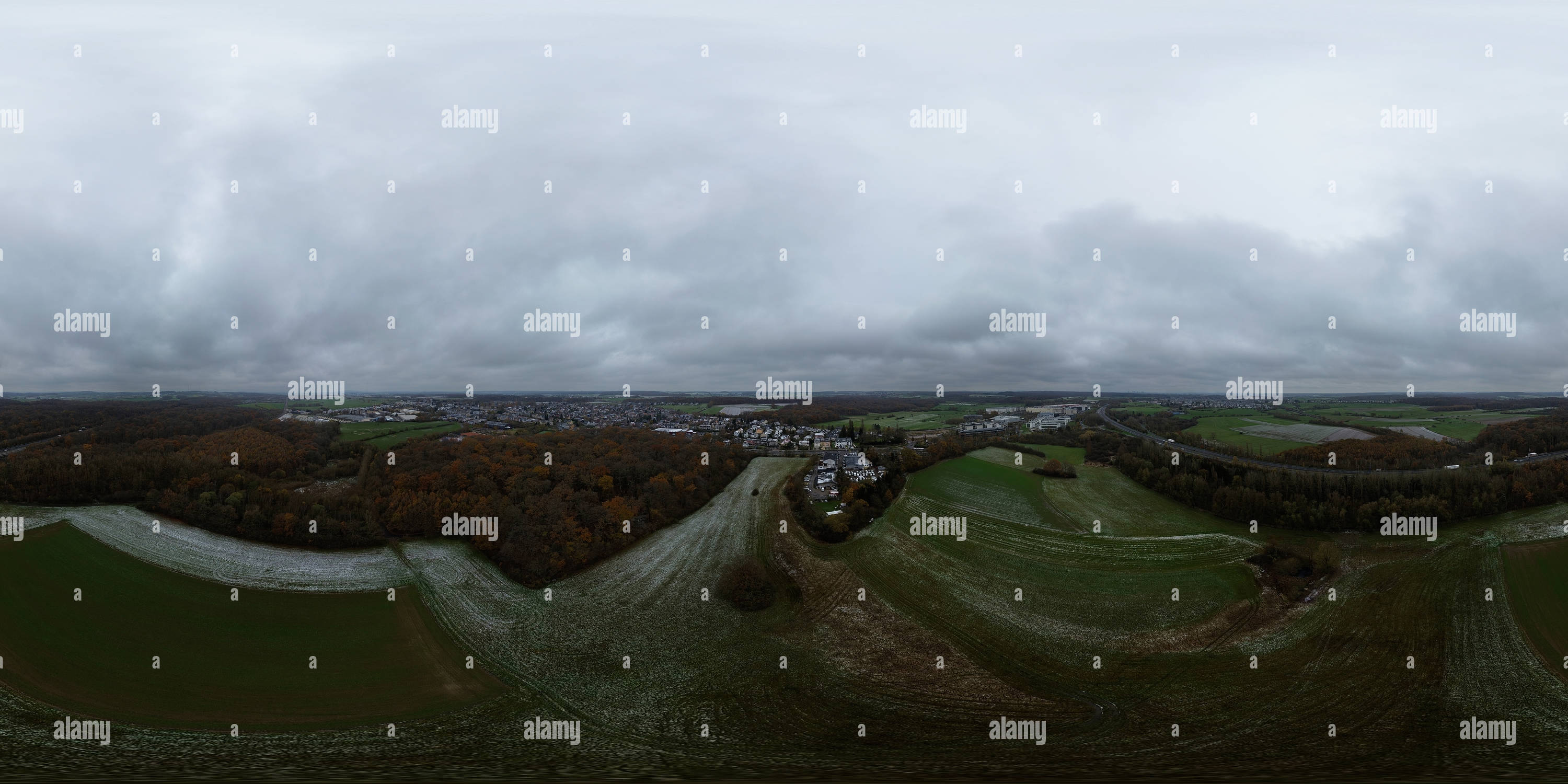 Visualizzazione panoramica a 360 gradi di Campo tra il Faulbaach e la Rte d'Arlon dall'alto