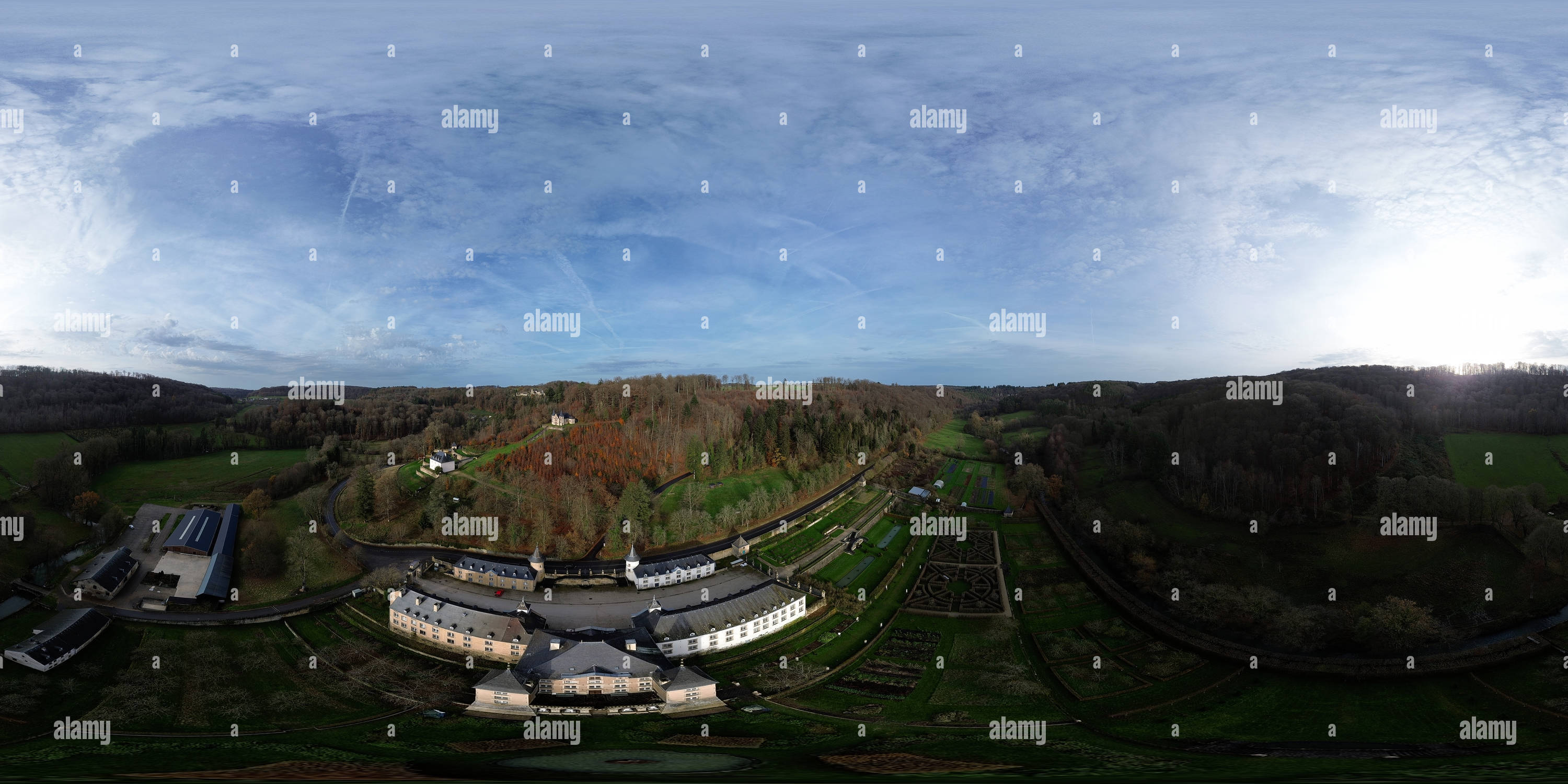 Visualizzazione panoramica a 360 gradi di Il Grand-Château d'Ansembourg e i giardini dall'alto