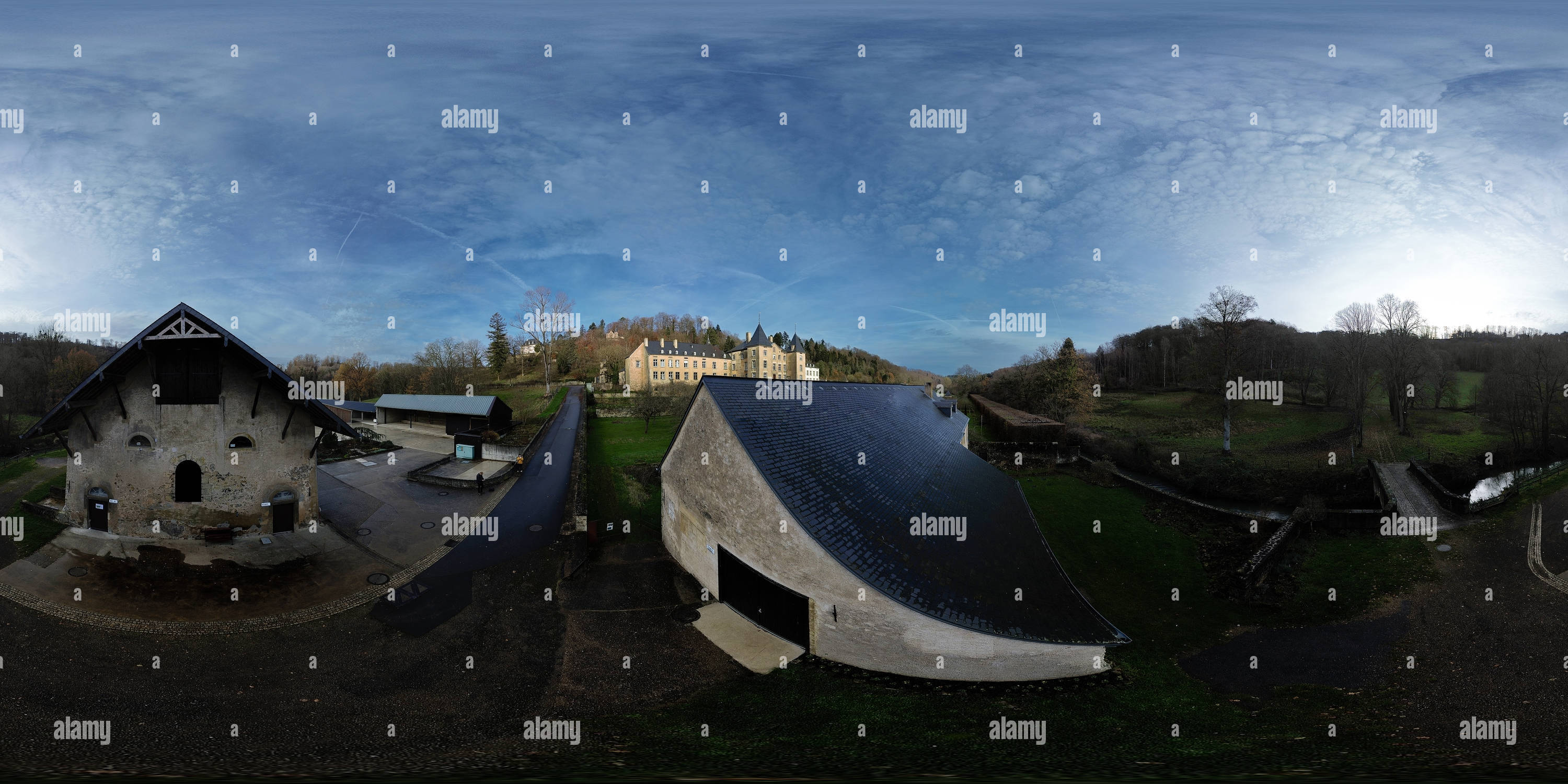 Visualizzazione panoramica a 360 gradi di Le scuderie e la fucina del Grand-Château d'Ansembourg.