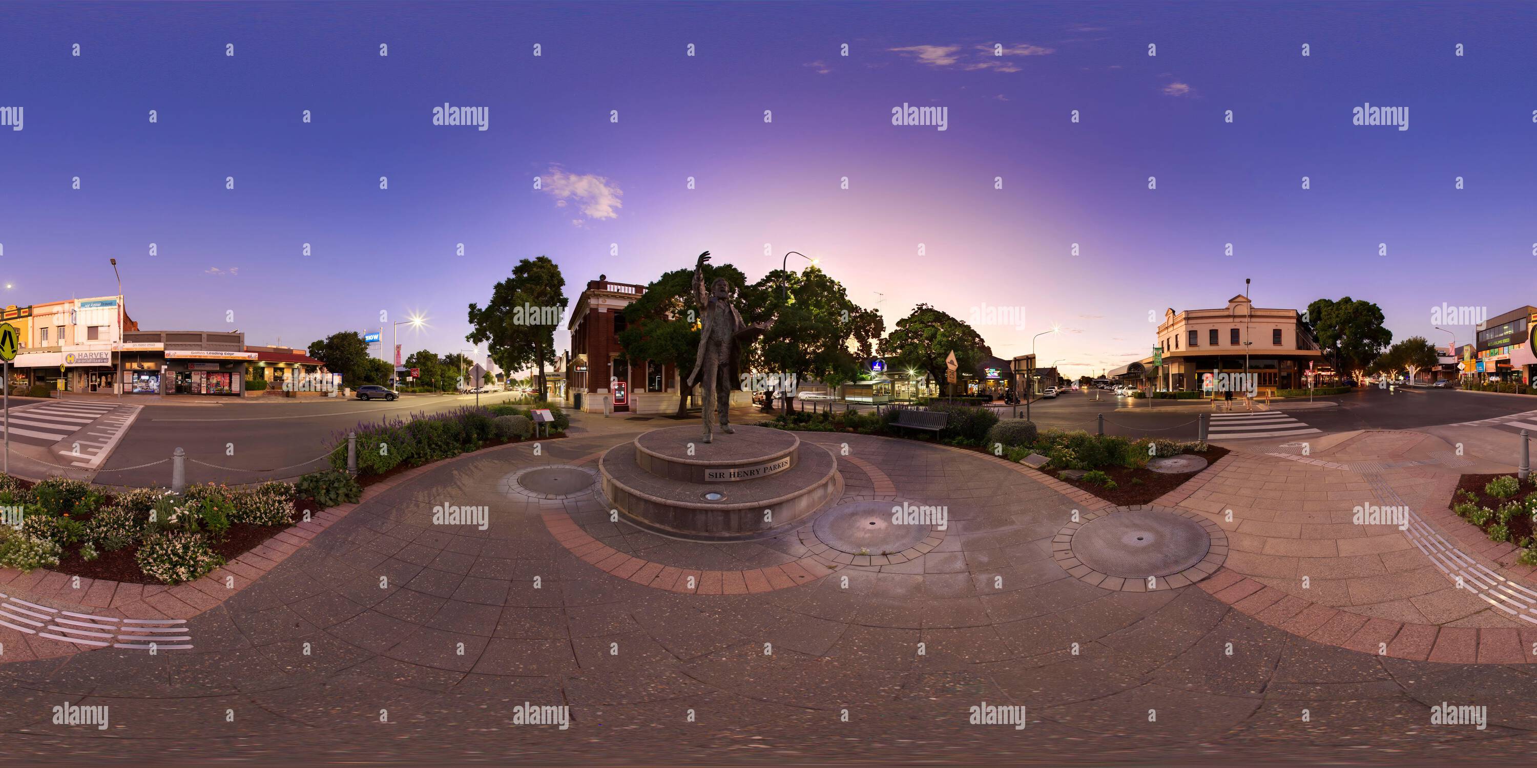 Visualizzazione panoramica a 360 gradi di 360° panorama della statua di Sir Henry Parkes, Premier della Colonia del nuovo Galles del Sud, conosciuto come il "padre della Federazione", a Parkes, NSW, Australia