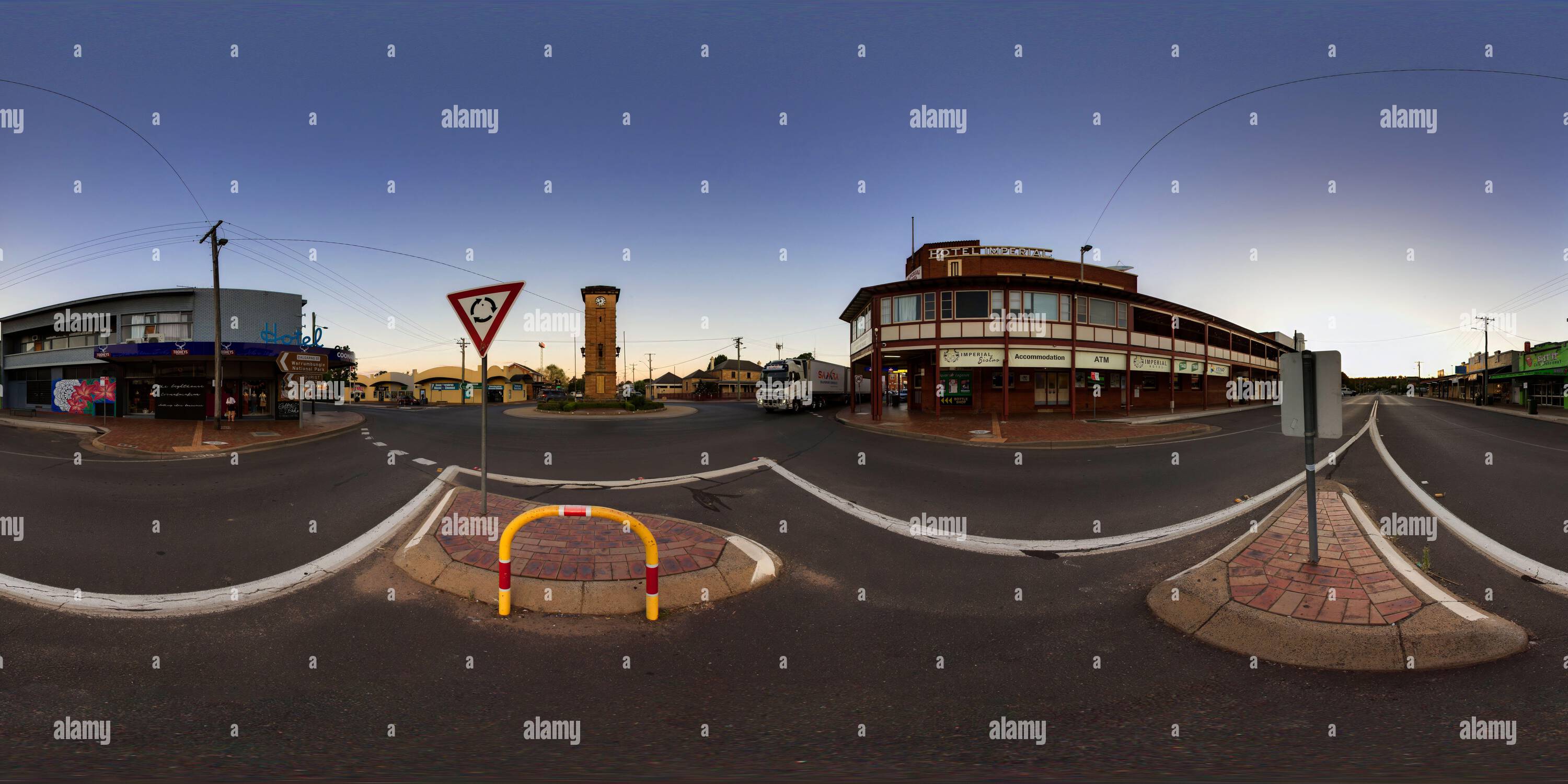 Visualizzazione panoramica a 360 gradi di Panorama a 360° del camion interstatale passando davanti all'Imperial Hotel and War Memorial Clock Tower Coonabarabran, New South Wales Australia