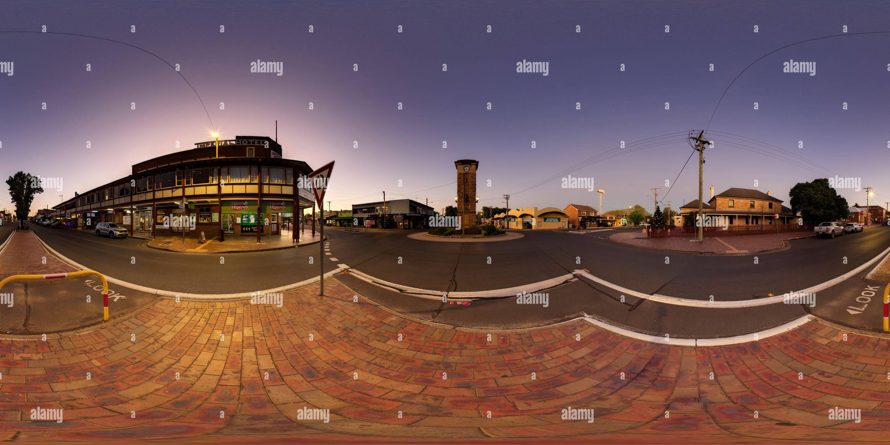 Visualizzazione panoramica a 360 gradi di Panorama a 360° dell'Imperial Hotel e della Torre dell'orologio del War Memorial sulla Newell Highway a Coonabarabran, New South Wales Australia