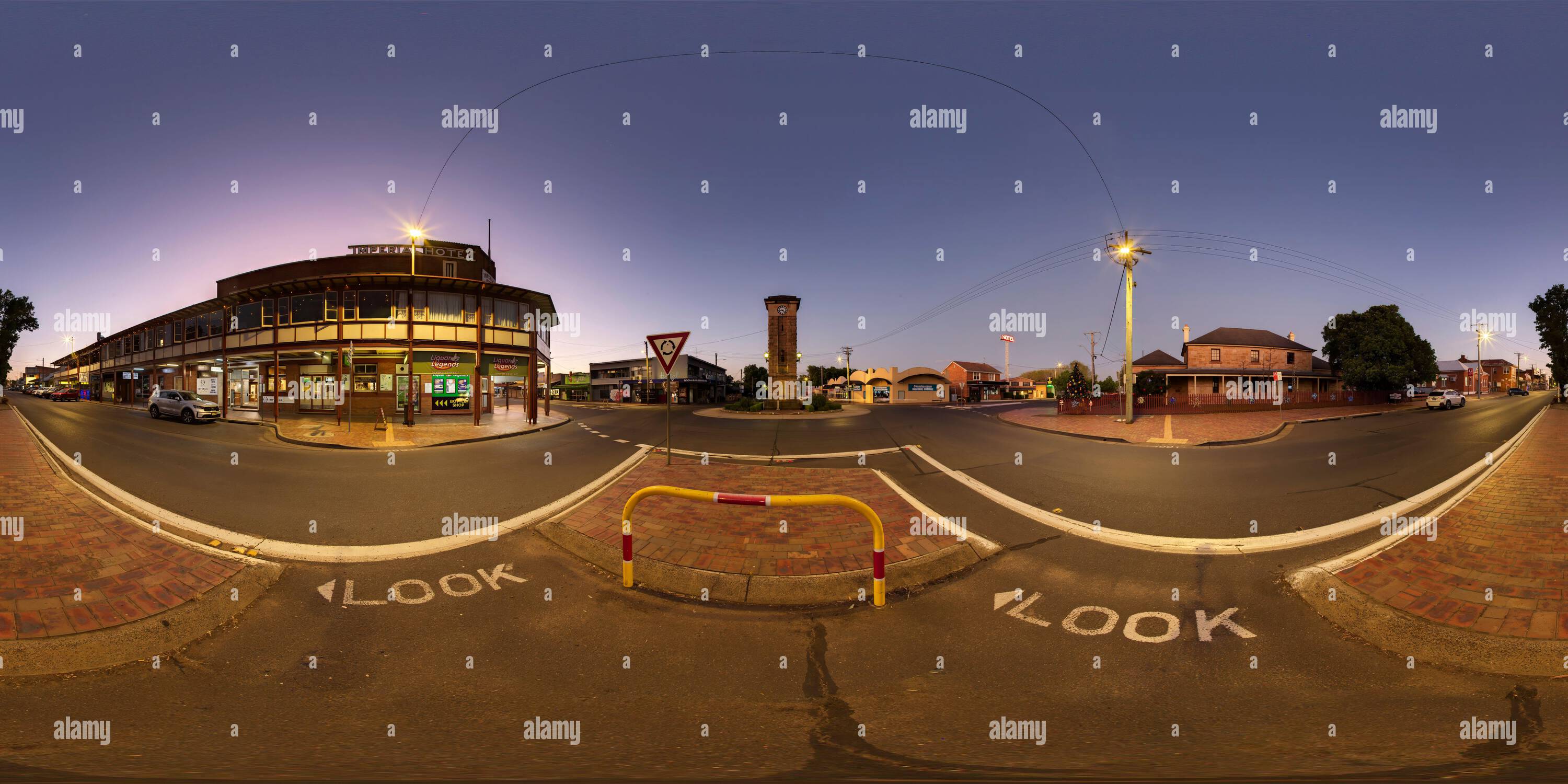 Visualizzazione panoramica a 360 gradi di Panorama a 360° dello storico Imperial Hotel and War Memorial Clocktower a Coonabarabran, nuovo Galles del Sud, Australia