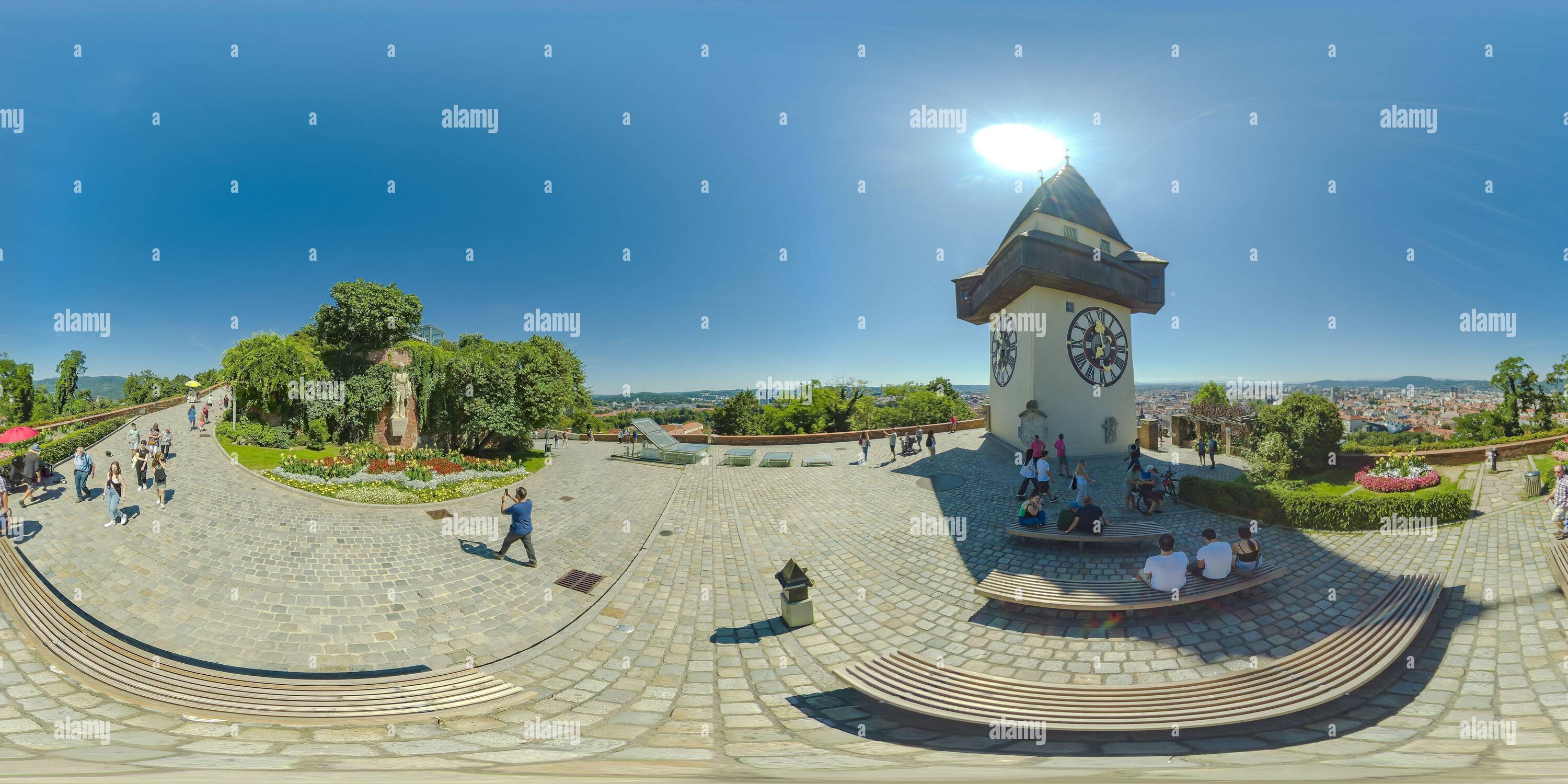 Visualizzazione panoramica a 360 gradi di Graz, Steirmark, Austria, Österreich, fiume Mur, estate, Uhrturm, Schlossberg, dimensioni 6502 x 3251 mm a 300 dpi